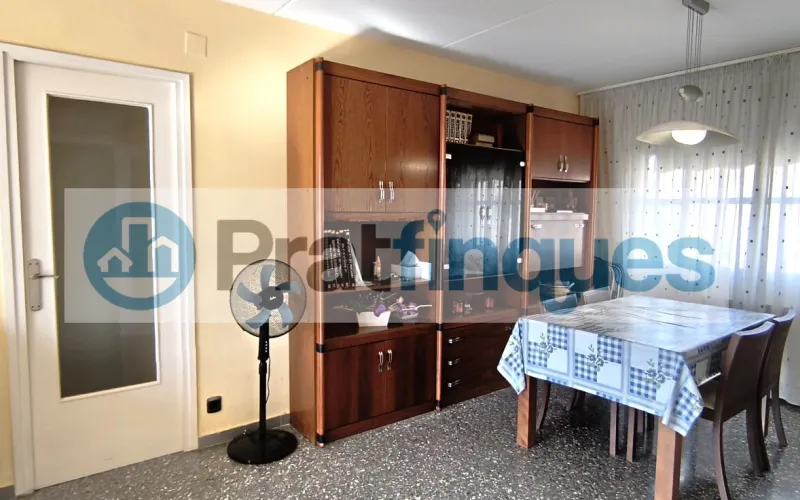 ¿Buscas un hogar donde la luz sea la protagonista?&nbsp;Presentamos este magnífico piso que combina una distribución funcional con una ubicación privilegiada para disfrutar de la máxima tranquilidad. Lo que hace especial a esta vivienda: Amplitud y Confort:&nbsp;Un salón-comedor acogedor que se convierte en el corazón de la casa, con salida directa a un&nbsp;balcón privado&nbsp;perfecto para relajarse. Zona de Descanso:&nbsp;Dispone de&nbsp;3 habitaciones&nbsp;(2 de ellas dobles y amplias, más una individual versátil),diseñadas para garantizar el descanso de toda la familia. Funcionalidad:&nbsp;Cocina independiente con acceso a galería, ideal para organizar el día a día. El baño completo ha sido actualizado con un moderno&nbsp;plato de ducha de resina antideslizante, aunando seguridad y estilo. Luz y Vistas:&nbsp;Gracias a su&nbsp;orientación Oeste, la vivienda se inunda de sol natural durante toda la tarde. Sus&nbsp;vistas despejadas&nbsp;te permitirán disfrutar de una sensación de libertad y paz difícil de encontrar.Equipamiento y Finca: La vivienda está lista para entrar a vivir, equipada con&nbsp;calefacción por radiadores&nbsp;(gas natural) y&nbsp;aire acondicionado con bomba de calor, garantizando el clima perfecto en cualquier época del año. Además, la finca cuenta con&nbsp;ascensor, facilitando el acceso y la comodidad total en tu rutina. ¡No pierdas la oportunidad de visitarlo! Un piso donde el confort y la luz se encuentran. En Pratfinques le acompañamos de forma integral durante todo el proceso de compraventa. Nos encargamos de la gestión de su financiación hipotecaria, la liquidación de impuestos y la inscripción registral de la propiedad. &nbsp; Tenga en cuenta los siguientes puntos informativos: &nbsp; Transparencia en el precio: El importe de venta no incluye los impuestos y tasas asociados (ITP y AJD). Plusvalía: El Impuesto sobre el Incremento de Valor de los Terrenos de Naturaleza Urbana corre íntegramente a cargo de la parte vendedora. Sin costes adicionales: En Pratfinques no cobramos honorarios a la parte compradora; nuestros servicios ya están incluidos en el precio de venta publicado.&nbsp;