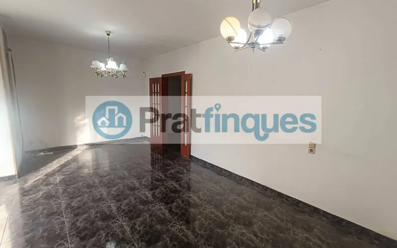 Presentamos esta magnífica propiedad situada en una de las intersecciones más estratégicas de El Prat. Una vivienda que destaca por su luminosidad, y distribución y un potencial para convertirse en el hogar de sus sueños. Distribución y Características El inmueble cuenta con una superficie de 94 m² construidos (79 m² útiles),diseñados para aprovechar cada rincón: Zona de Día:&nbsp;Un imponente salón-comedor independiente de 23 m², totalmente exterior, que inunda la estancia de luz natural y ofrece acceso directo a un acogedor balcón. Zona de Noche:&nbsp;Consta de 3 amplias habitaciones (incluyendo una habitación doble principal). Cocina y Baño:&nbsp;Cocina independiente de 8 m² con salida a galería técnica y un baño completo de cuatro piezas con bañera. Acabados:&nbsp;Suelos de gres porcelánico, carpintería interior en madera de cerezo y ventanas de aluminio.???? Un proyecto a tu medida La vivienda se encuentra en un estado que&nbsp;precisa de una actualización, lo que representa una oportunidad única. Con una reforma ejecutada con buen gusto, este piso tiene el potencial arquitectónico para transformarse en una pieza de diseño&nbsp;impresionantemente sofisticada y actual, revalorizando su inversión desde el primer día. La finca, perfectamente mantenida, dispone de&nbsp;ascensor. ???? Privilegios de una ubicación inmejorable Vivir en esta zona de El Prat de Llobregat es sinónimo de calidad de vida. Disfrutará de servicios de primer nivel a pie de calle: Conectividad Total:&nbsp;A tan solo 7 minutos de la estación de&nbsp;Metro L9 (Les Moreres)&nbsp;y con una red de paradas de autobús locales e interurbanas que conectan directamente con el centro de Barcelona en pocos minutos. Servicios y Ocio:&nbsp;Rodeado de una oferta comercial completa, centros de salud, colegios y zonas verdes. Todo lo que su día a día requiere, sin necesidad de desplazarse.Si buscas una ubicación premium para diseñar un hogar a tu estilo, esta es tu oportunidad.&nbsp;Contacta ahora para concertar una visita. En Pratfinques le acompañamos de forma integral durante todo el proceso de compraventa. Nos encargamos de la gestión de su financiación hipotecaria, la liquidación de impuestos y la inscripción registral de la propiedad. &nbsp; Tenga en cuenta los siguientes puntos informativos: &nbsp; Transparencia en el precio: El importe de venta no incluye los impuestos y tasas asociados (ITP y AJD). Plusvalía: El Impuesto sobre el Incremento de Valor de los Terrenos de Naturaleza Urbana corre íntegramente a cargo de la parte vendedora. Nota informativa: Los Honorarios de intermediación profesional no están incluidos en el precio de venta.