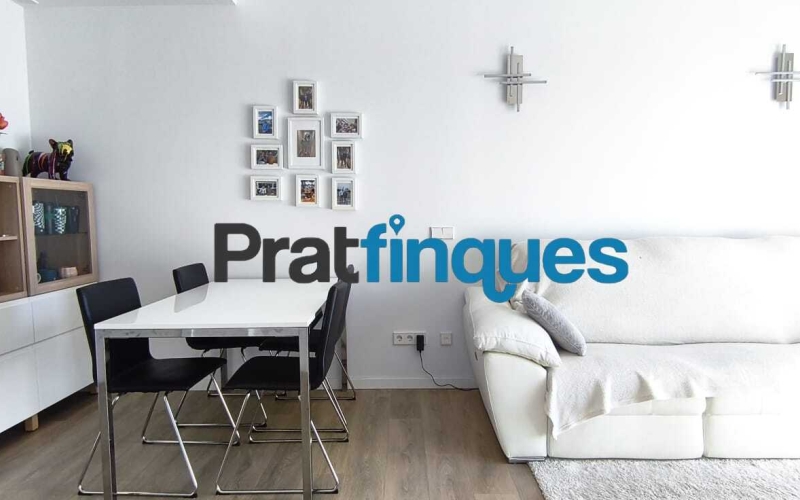 Te imaginas despertar cada día con el sol por la mañana, unas vistas claras y el cielo como vecino? Te ofrecemos esta magnífica vivienda exterior situado en una octava planta, completamente luminoso e impecable. Con una inmejorable orientación Sur-Sudeste, el piso disfruta de una entrada excepcional de luz natural durante todo el día. Ubicado en la prestigiosa Plaza Europa de L'Hospitalet de Llobregat, uno de los entornos urbanos más modernos, cotizados y mejor comunicados del área metropolitana de Barcelona, este hogar es el reflejo perfecto de una vida cómoda, elegante y altamente eficiente. La propiedad se sitúa en una finca joven que cuenta con tecnología de aerotermia de última generación y servicios exclusivos que elevan la calidad de vida al máximo nivel. Así se distribuye tu futuro hogar: - Gran dormitorio principal (16 m²): Un espacioso dormitorio de diseño que incluye una fantástica zona de vestuario integrada para tu total comodidad. - Salón-comedor de ensueño: Un ambiente abierto con grandes ventanales que conectan directamente con la terraza, inundando el espacio de sol. - Terrassa de 8 m²: El lugar ideal para relajarse ante la Plaza Europa, con acceso práctico y directo tanto desde el comedor como de la cocina. - Segundo dormitorio: Una habitación individual con ventana orientada a la terraza, ideal como despacho de teletrabajo, habitación juvenil o espacio polivalente. - Cocina independiente: Amplia, totalmente equipada, muy luminosa y con salida directa al exterior. Baño completo: Moderno y funcional, equipado con plato de ducha. Calidades, confort y eficiencia energética: - Suelos de parqué flotante de madera multicapa: Un acabado noble y natural que aporta máxima calidez, elegancia y confort a la pisada. - Sistema de aerotermia integral: Climatización de máximo ahorro (aire acondicionado y calefacción por conductas) y agua caliente sanitaria mediante energía limpia. - Máxima eficiencia: Edificio de construcción reciente con cierres de alto aislamiento y soluciones tecnológicas sostenibles. - Listo para entrar a vivir: El estado de conservación es excelente, no necesita ningún tipo de reforma. Servicios exclusivos de la finca: - Piscina comunitaria y solárium: Un oasis a tu disposición con espectaculares vistas panorámicas de la ciudad. - Seguridad y comodidad: Servicio de conserjería, control de accesos, dos ascensores y un montacargas. - Placas solares: Apoyo energético comunitario que optimiza todavía más el consumo general del edificio. Información de transparencia al consumidor: El precio de venta publicado no incluye los gastos ni los impuestos derivados de la compraventa (*ITP, gastos de notaría, registro, gestoría ni honorarios de intermediación inmobiliaria). Antes de hacer la visita, tu asesor personal te facilitará toda la información detallada y desglosada de estos costes para que compres con total tranquilidad.