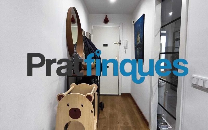 Presentamos este espectacular piso totalmente reformado de 89 m² útiles, ubicado en pleno centro de la ciudad, a un paso de la emblemática Plaza Catalunya y de la estación de metro L9 Cèntric. Una vivienda lista para entrar a vivir, diseñada para ofrecerte el máximo confort, luminosidad y una distribución perfecta para la vida familiar. Distribución inteligente: Zona de día y Zona de noche El diseño de la vivienda separa de forma excelente los espacios para garantizar tu privacidad y descanso: Zona de Día: Al cruzar el recibidor, accedes directamente a un salón-comedor de 18 m², un espacio amplio y acogedor con salida directa a un agradable balcón. La cocina es independiente y cuenta con la galería ya integrada. Destaca por su gran luminosidad gracias a un elegante tabique acristalado tipo ventana, que permite el paso de la luz natural desde el comedor mientras cocinas. Zona de Noche: Conectada de forma fluida desde el comedor, distribuye el acceso a los dormitorios y baños: Habitación principal en suite (11 m²): Exterior, inundada de sol y con su propio baño privado de 4 m² (3 piezas con plato de ducha de resina antideslizante). Segunda habitación doble (11 m²): También exterior a la calle, disfrutando de una orientación inmejorable con sol durante todo el día. Dos habitaciones individuales (8 m² cada una): Espacios versátiles ideales para dormitorios, zona de juegos o teletrabajo. Una de ellas cuenta con salida a un segundo balcón orientado al patio de luces. Baño común: Moderno y funcional, compuesto por 3 piezas y equipado con plato de ducha de resina antideslizante. Calidades premium y confort total La vivienda cuenta con una reforma integral de hace solo 5 años y está cuidada al detalle con materiales de alta calidad: Orientación Sur: Vivienda muy soleada y bañada por la luz natural durante todo el día. Aislamiento perfecto: Carpintería de aluminio con rotura de puente térmico y doble ventana, garantizando el mejor aislamiento térmico y acústico. Suelos y carpintería: Suelo de parqué sintético de alta resistencia (nivel AC5) y puertas lacadas en blanco (batientes y correderas empotradas en los baños para optimizar el espacio). Airecondicionado: 3 splits con bomba de calor en distintas estàncies. Ubicación inmejorable Vivirás en el centro de El Prat, rodeado de todos los servicios esenciales: colegios, bibliotecas, comercios y una excelente conectividad en transporte público (Metro L9 Cèntric y múltiples líneas de autobús). Un hogar idílico, cómodo y pensado para disfrutar de la paz familiar. ¿Te vas a perder la oportunidad de visitarlo? &nbsp;
