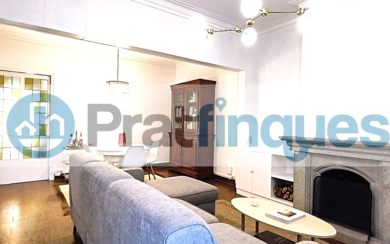 Un refugio de luz y armonía: El hogar donde tu familia florecerá ¿Buscas más que una casa? Te presentamos una propiedad con alma. Esta fantástica planta baja de 122 m² con una estància tipo estudio en segunda planta de 13 m² y terraza de 20m², no es solo un inmueble, es un escenario de bienestar donde la energía positiva se siente en cada rincón. Imagina las tardes de invierno al calor de su&nbsp;majestuosa chimenea, creando recuerdos imborrables con los tuyos en un salón que invita a la unión. Con&nbsp;4 amplias habitaciones&nbsp;(3 dobles y 1 sencilla y, 1 estudio en la 2ª planta),cada miembro de la familia encontrará su espacio de paz. La joya de la corona se encuentra en la planta superior: una estancia versátil de 13 m² que se abre a una&nbsp;terraza privada de 20m², el lugar perfecto para desayunos bajo el sol o noches de estrellas en total intimidad. ¿Sabes esa sensación de llegar a un lugar y sentir que 