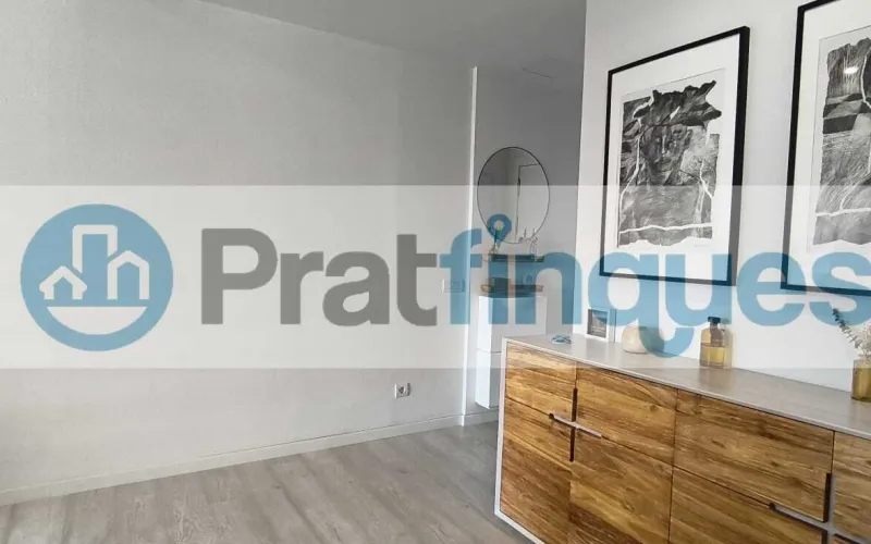 Exclusividad y sostenibilidad en una de las ubicaciones más codiciadas del área metropolitana. Le presentamos una pieza arquitectónica única situada en el corazón de&nbsp;Plaza Europa, el nuevo referente del urbanismo moderno en L'Hospitalet de Llobregat. Ubicada en una finca de&nbsp;obra nueva (2023),esta vivienda destaca por su privilegiada altura y su dominio visual, ofreciendo vistas despejadas que dotan a cada estancia de una personalidad inigualable. Espacios Diseñados para el Bienestar Con una superficie de 84 m² construidos, el hogar se distribuye con una elegancia funcional: Zona de Día:&nbsp;Un espectacular salón-comedor de 24 m², inundado de luz natural gracias a su&nbsp;orientación Este, con acceso directo a una&nbsp;terraza privada de 17 m², ideal para disfrutar de los amaneceres y el clima mediterráneo. Cocina Gourmet:&nbsp;Espacio independiente de 9 m² totalmente equipado con acabados de alta gama. Zona de Descanso:&nbsp;Suite principal de 13 m² con baño privado de diseño (plato de ducha de resina antideslizante) y dos habitaciones individuales luminosas y versátiles.Tecnología y Alta Eficiencia Energética Comprometida con el futuro, la vivienda cuenta con un sistema de&nbsp;aerotermia de última generación&nbsp;para la climatización (calefacción y aire acondicionado),garantizando un confort térmico óptimo con el mínimo impacto ambiental. Memoria de Calidades Premium Carpintería Exterior:&nbsp;Ventanas oscilobatientes con rotura de puente térmico y doble acristalamiento para un aislamiento acústico y térmico total. Carpintería Interior:&nbsp;Elegantes puertas lacadas en blanco, incluyendo sistemas correderos tipo&nbsp;Krona&nbsp;integrados en tabiquería para maximizar el espacio. Pavimentos:&nbsp;Suelo de tarima flotante laminada con efecto madera de máxima resistencia (calidad AC5).Servicios y Anexos Exclusivos La finca, libre de barreras arquitectónicas, dispone de tres ascensores (uno de gran capacidad). Además, se ofrece la posibilidad de completar esta propiedad con: Plaza de Parking XL (28.000 €):&nbsp;Con dimensiones excepcionales (5,25m x 3m),ideal para un vehículo de gran tamaño y una motocicleta de alta cilindrada. Trastero de Gran Capacidad (18.000 €):&nbsp;9 m² de almacenamiento adicional en el mismo edificio.Un hogar que no solo ofrece un lugar donde vivir, sino un estilo de vida basado en la exclusividad, la comodidad y la eficiencia. &nbsp; En Pratfinques le acompañamos de forma integral durante todo el proceso de compraventa. Nos encargamos de la gestión de su financiación hipotecaria, la liquidación de impuestos y la inscripción registral de la propiedad. &nbsp; Tenga en cuenta los siguientes puntos informativos: &nbsp; Transparencia en el precio: El importe de venta no incluye los impuestos y tasas asociados (ITP y AJD). Plusvalía: El Impuesto sobre el Incremento de Valor de los Terrenos de Naturaleza Urbana corre íntegramente a cargo de la parte vendedora. Sin costes adicionales: En Pratfinques no cobramos honorarios a la parte compradora; nuestros servicios ya están incluidos en el precio de venta publicado.&nbsp;