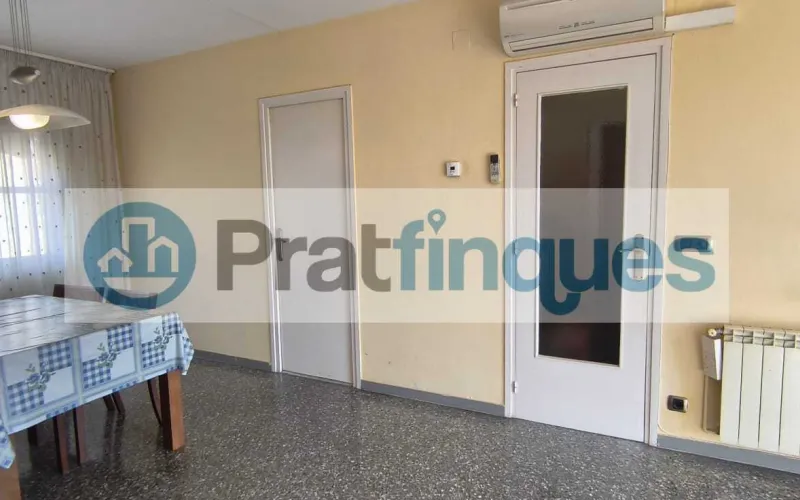 ¿Buscas un hogar donde la luz sea la protagonista?&nbsp;Presentamos este magnífico piso que combina una distribución funcional con una ubicación privilegiada para disfrutar de la máxima tranquilidad. Lo que hace especial a esta vivienda: Amplitud y Confort:&nbsp;Un salón-comedor acogedor que se convierte en el corazón de la casa, con salida directa a un&nbsp;balcón privado&nbsp;perfecto para relajarse. Zona de Descanso:&nbsp;Dispone de&nbsp;3 habitaciones&nbsp;(2 de ellas dobles y amplias, más una individual versátil),diseñadas para garantizar el descanso de toda la familia. Funcionalidad:&nbsp;Cocina independiente con acceso a galería, ideal para organizar el día a día. El baño completo ha sido actualizado con un moderno&nbsp;plato de ducha de resina antideslizante, aunando seguridad y estilo. Luz y Vistas:&nbsp;Gracias a su&nbsp;orientación Oeste, la vivienda se inunda de sol natural durante toda la tarde. Sus&nbsp;vistas despejadas&nbsp;te permitirán disfrutar de una sensación de libertad y paz difícil de encontrar.Equipamiento y Finca: La vivienda está lista para entrar a vivir, equipada con&nbsp;calefacción por radiadores&nbsp;(gas natural) y&nbsp;aire acondicionado con bomba de calor, garantizando el clima perfecto en cualquier época del año. Además, la finca cuenta con&nbsp;ascensor, facilitando el acceso y la comodidad total en tu rutina. ¡No pierdas la oportunidad de visitarlo! Un piso donde el confort y la luz se encuentran. En Pratfinques le acompañamos de forma integral durante todo el proceso de compraventa. Nos encargamos de la gestión de su financiación hipotecaria, la liquidación de impuestos y la inscripción registral de la propiedad. &nbsp; Tenga en cuenta los siguientes puntos informativos: &nbsp; Transparencia en el precio: El importe de venta no incluye los impuestos y tasas asociados (ITP y AJD). Plusvalía: El Impuesto sobre el Incremento de Valor de los Terrenos de Naturaleza Urbana corre íntegramente a cargo de la parte vendedora. Sin costes adicionales: En Pratfinques no cobramos honorarios a la parte compradora; nuestros servicios ya están incluidos en el precio de venta publicado.&nbsp;