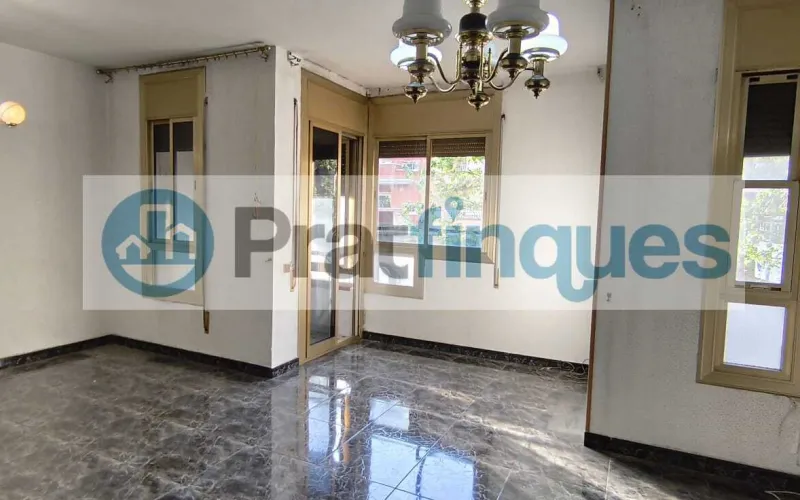 Presentamos esta magnífica propiedad situada en una de las intersecciones más estratégicas de El Prat. Una vivienda que destaca por su luminosidad, y distribución y un potencial para convertirse en el hogar de sus sueños. Distribución y Características El inmueble cuenta con una superficie de 94 m² construidos (79 m² útiles),diseñados para aprovechar cada rincón: Zona de Día:&nbsp;Un imponente salón-comedor independiente de 23 m², totalmente exterior, que inunda la estancia de luz natural y ofrece acceso directo a un acogedor balcón. Zona de Noche:&nbsp;Consta de 3 amplias habitaciones (incluyendo una habitación doble principal). Cocina y Baño:&nbsp;Cocina independiente de 8 m² con salida a galería técnica y un baño completo de cuatro piezas con bañera. Acabados:&nbsp;Suelos de gres porcelánico, carpintería interior en madera de cerezo y ventanas de aluminio.???? Un proyecto a tu medida La vivienda se encuentra en un estado que&nbsp;precisa de una actualización, lo que representa una oportunidad única. Con una reforma ejecutada con buen gusto, este piso tiene el potencial arquitectónico para transformarse en una pieza de diseño&nbsp;impresionantemente sofisticada y actual, revalorizando su inversión desde el primer día. La finca, perfectamente mantenida, dispone de&nbsp;ascensor. ???? Privilegios de una ubicación inmejorable Vivir en esta zona de El Prat de Llobregat es sinónimo de calidad de vida. Disfrutará de servicios de primer nivel a pie de calle: Conectividad Total:&nbsp;A tan solo 7 minutos de la estación de&nbsp;Metro L9 (Les Moreres)&nbsp;y con una red de paradas de autobús locales e interurbanas que conectan directamente con el centro de Barcelona en pocos minutos. Servicios y Ocio:&nbsp;Rodeado de una oferta comercial completa, centros de salud, colegios y zonas verdes. Todo lo que su día a día requiere, sin necesidad de desplazarse.Si buscas una ubicación premium para diseñar un hogar a tu estilo, esta es tu oportunidad.&nbsp;Contacta ahora para concertar una visita. En Pratfinques le acompañamos de forma integral durante todo el proceso de compraventa. Nos encargamos de la gestión de su financiación hipotecaria, la liquidación de impuestos y la inscripción registral de la propiedad. &nbsp; Tenga en cuenta los siguientes puntos informativos: &nbsp; Transparencia en el precio: El importe de venta no incluye los impuestos y tasas asociados (ITP y AJD). Plusvalía: El Impuesto sobre el Incremento de Valor de los Terrenos de Naturaleza Urbana corre íntegramente a cargo de la parte vendedora. Nota informativa: Los Honorarios de intermediación profesional no están incluidos en el precio de venta.