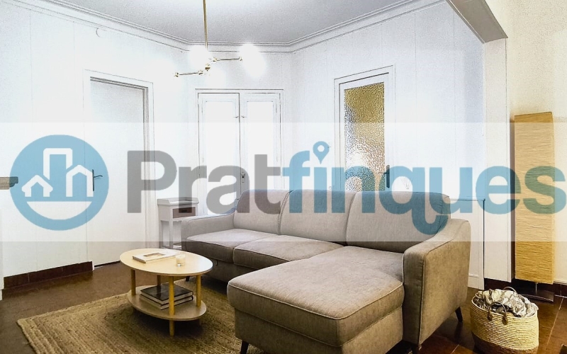 Un refugio de luz y armonía: El hogar donde tu familia florecerá ¿Buscas más que una casa? Te presentamos una propiedad con alma. Esta fantástica planta baja de 122 m² con una estància tipo estudio en segunda planta de 13 m² y terraza de 20m², no es solo un inmueble, es un escenario de bienestar donde la energía positiva se siente en cada rincón. Imagina las tardes de invierno al calor de su&nbsp;majestuosa chimenea, creando recuerdos imborrables con los tuyos en un salón que invita a la unión. Con&nbsp;4 amplias habitaciones&nbsp;(3 dobles y 1 sencilla y, 1 estudio en la 2ª planta),cada miembro de la familia encontrará su espacio de paz. La joya de la corona se encuentra en la planta superior: una estancia versátil de 13 m² que se abre a una&nbsp;terraza privada de 20m², el lugar perfecto para desayunos bajo el sol o noches de estrellas en total intimidad. ¿Sabes esa sensación de llegar a un lugar y sentir que 