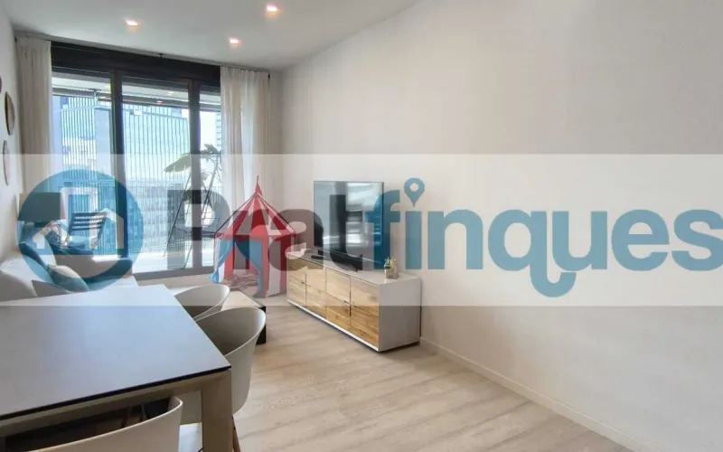 Exclusividad y sostenibilidad en una de las ubicaciones más codiciadas del área metropolitana. Le presentamos una pieza arquitectónica única situada en el corazón de&nbsp;Plaza Europa, el nuevo referente del urbanismo moderno en L'Hospitalet de Llobregat. Ubicada en una finca de&nbsp;obra nueva (2023),esta vivienda destaca por su privilegiada altura y su dominio visual, ofreciendo vistas despejadas que dotan a cada estancia de una personalidad inigualable. Espacios Diseñados para el Bienestar Con una superficie de 84 m² construidos, el hogar se distribuye con una elegancia funcional: Zona de Día:&nbsp;Un espectacular salón-comedor de 24 m², inundado de luz natural gracias a su&nbsp;orientación Este, con acceso directo a una&nbsp;terraza privada de 17 m², ideal para disfrutar de los amaneceres y el clima mediterráneo. Cocina Gourmet:&nbsp;Espacio independiente de 9 m² totalmente equipado con acabados de alta gama. Zona de Descanso:&nbsp;Suite principal de 13 m² con baño privado de diseño (plato de ducha de resina antideslizante) y dos habitaciones individuales luminosas y versátiles.Tecnología y Alta Eficiencia Energética Comprometida con el futuro, la vivienda cuenta con un sistema de&nbsp;aerotermia de última generación&nbsp;para la climatización (calefacción y aire acondicionado),garantizando un confort térmico óptimo con el mínimo impacto ambiental. Memoria de Calidades Premium Carpintería Exterior:&nbsp;Ventanas oscilobatientes con rotura de puente térmico y doble acristalamiento para un aislamiento acústico y térmico total. Carpintería Interior:&nbsp;Elegantes puertas lacadas en blanco, incluyendo sistemas correderos tipo&nbsp;Krona&nbsp;integrados en tabiquería para maximizar el espacio. Pavimentos:&nbsp;Suelo de tarima flotante laminada con efecto madera de máxima resistencia (calidad AC5).Servicios y Anexos Exclusivos La finca, libre de barreras arquitectónicas, dispone de tres ascensores (uno de gran capacidad). Además, se ofrece la posibilidad de completar esta propiedad con: Plaza de Parking XL (28.000 €):&nbsp;Con dimensiones excepcionales (5,25m x 3m),ideal para un vehículo de gran tamaño y una motocicleta de alta cilindrada. Trastero de Gran Capacidad (18.000 €):&nbsp;9 m² de almacenamiento adicional en el mismo edificio.Un hogar que no solo ofrece un lugar donde vivir, sino un estilo de vida basado en la exclusividad, la comodidad y la eficiencia. &nbsp; En Pratfinques le acompañamos de forma integral durante todo el proceso de compraventa. Nos encargamos de la gestión de su financiación hipotecaria, la liquidación de impuestos y la inscripción registral de la propiedad. &nbsp; Tenga en cuenta los siguientes puntos informativos: &nbsp; Transparencia en el precio: El importe de venta no incluye los impuestos y tasas asociados (ITP y AJD). Plusvalía: El Impuesto sobre el Incremento de Valor de los Terrenos de Naturaleza Urbana corre íntegramente a cargo de la parte vendedora. Sin costes adicionales: En Pratfinques no cobramos honorarios a la parte compradora; nuestros servicios ya están incluidos en el precio de venta publicado.&nbsp;