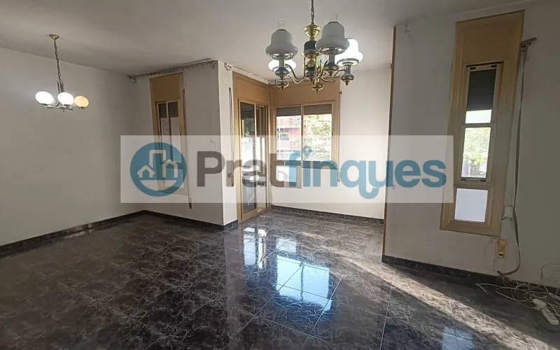 Presentamos esta magnífica propiedad situada en una de las intersecciones más estratégicas de El Prat. Una vivienda que destaca por su luminosidad, y distribución y un potencial para convertirse en el hogar de sus sueños. Distribución y Características El inmueble cuenta con una superficie de 94 m² construidos (79 m² útiles),diseñados para aprovechar cada rincón: Zona de Día:&nbsp;Un imponente salón-comedor independiente de 23 m², totalmente exterior, que inunda la estancia de luz natural y ofrece acceso directo a un acogedor balcón. Zona de Noche:&nbsp;Consta de 3 amplias habitaciones (incluyendo una habitación doble principal). Cocina y Baño:&nbsp;Cocina independiente de 8 m² con salida a galería técnica y un baño completo de cuatro piezas con bañera. Acabados:&nbsp;Suelos de gres porcelánico, carpintería interior en madera de cerezo y ventanas de aluminio.???? Un proyecto a tu medida La vivienda se encuentra en un estado que&nbsp;precisa de una actualización, lo que representa una oportunidad única. Con una reforma ejecutada con buen gusto, este piso tiene el potencial arquitectónico para transformarse en una pieza de diseño&nbsp;impresionantemente sofisticada y actual, revalorizando su inversión desde el primer día. La finca, perfectamente mantenida, dispone de&nbsp;ascensor. ???? Privilegios de una ubicación inmejorable Vivir en esta zona de El Prat de Llobregat es sinónimo de calidad de vida. Disfrutará de servicios de primer nivel a pie de calle: Conectividad Total:&nbsp;A tan solo 7 minutos de la estación de&nbsp;Metro L9 (Les Moreres)&nbsp;y con una red de paradas de autobús locales e interurbanas que conectan directamente con el centro de Barcelona en pocos minutos. Servicios y Ocio:&nbsp;Rodeado de una oferta comercial completa, centros de salud, colegios y zonas verdes. Todo lo que su día a día requiere, sin necesidad de desplazarse.Si buscas una ubicación premium para diseñar un hogar a tu estilo, esta es tu oportunidad.&nbsp;Contacta ahora para concertar una visita. En Pratfinques le acompañamos de forma integral durante todo el proceso de compraventa. Nos encargamos de la gestión de su financiación hipotecaria, la liquidación de impuestos y la inscripción registral de la propiedad. &nbsp; Tenga en cuenta los siguientes puntos informativos: &nbsp; Transparencia en el precio: El importe de venta no incluye los impuestos y tasas asociados (ITP y AJD). Plusvalía: El Impuesto sobre el Incremento de Valor de los Terrenos de Naturaleza Urbana corre íntegramente a cargo de la parte vendedora. Nota informativa: Los Honorarios de intermediación profesional no están incluidos en el precio de venta.