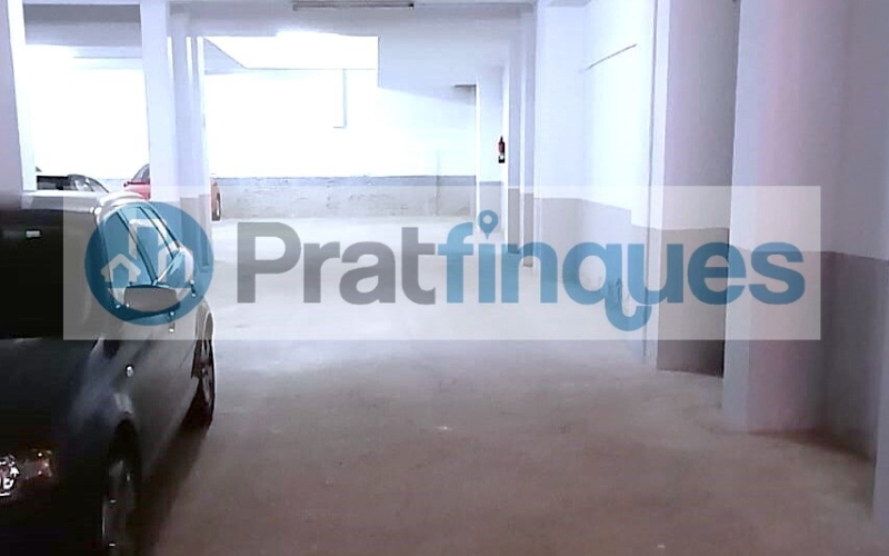 ¡Oportunidad en la ciudad de El Prat de Llobregat! Se vende plaza de parking individual en la calle Santiago Rusiñol, situada en la planta baja del edificio. Esta plaza de 12 m² ofrece espacio suficiente para coche mediano o grande y una moto. Se distingue por tener fácil maniobrabilidad, con distinción de puerta de acceso y otra de salida. El edificio cuenta con puertas de acceso automáticas y un circuito cerrado de seguridad, garantizando la máxima protección para tu vehículo. No pierdas la oportunidad de adquirir esta plaza, con todas las comodidades y medidas de seguridad que necesitas. ¡Contacta ya para más información y asegura tu espacio en una ubicación privilegiada! Desde Pratfinques, te realizamos todos los trámites de la compraventa y a la obtención de la financiación hipotecaria, liquidación de los impuestos y, inscripción registral. -&nbsp;&nbsp;&nbsp;&nbsp;&nbsp;&nbsp;&nbsp;&nbsp;&nbsp;&nbsp;&nbsp;&nbsp;&nbsp; El precio de venta del inmueble, no incluye impuestos ni tasas. (ITPADJ) -&nbsp;&nbsp;&nbsp;&nbsp;&nbsp;&nbsp;&nbsp;&nbsp;&nbsp;&nbsp;&nbsp;&nbsp;&nbsp; La plusvalía (Impuesto sobre el Incremento de Valor de los Terrenos Urbanos) es a cargo del vendedor. -&nbsp;&nbsp;&nbsp;&nbsp;&nbsp;&nbsp;&nbsp;&nbsp;&nbsp;&nbsp;&nbsp;&nbsp;&nbsp; En Pratfinques, NO COBRAMOS LOS HONORARIOS AL COMPRADOR, están incluidos en el precio de venta publicado. &nbsp;