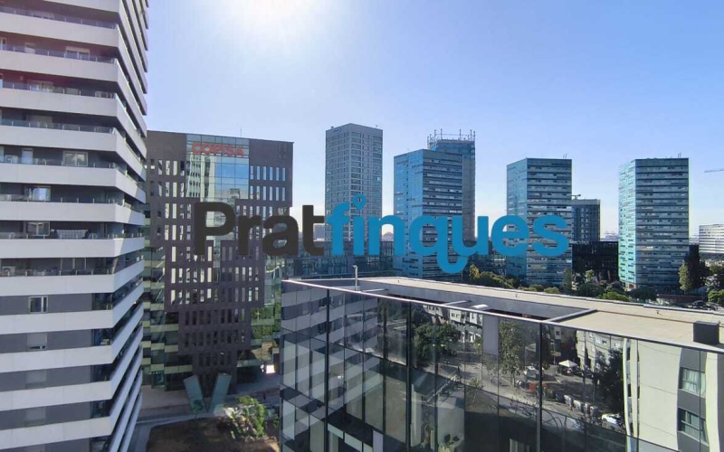 Te imaginas despertar cada día con el sol por la mañana, unas vistas claras y el cielo como vecino? Te ofrecemos esta magnífica vivienda exterior situado en una octava planta, completamente luminoso e impecable. Con una inmejorable orientación Sur-Sudeste, el piso disfruta de una entrada excepcional de luz natural durante todo el día. Ubicado en la prestigiosa Plaza Europa de L'Hospitalet de Llobregat, uno de los entornos urbanos más modernos, cotizados y mejor comunicados del área metropolitana de Barcelona, este hogar es el reflejo perfecto de una vida cómoda, elegante y altamente eficiente. La propiedad se sitúa en una finca joven que cuenta con tecnología de aerotermia de última generación y servicios exclusivos que elevan la calidad de vida al máximo nivel. Así se distribuye tu futuro hogar: - Gran dormitorio principal (16 m²): Un espacioso dormitorio de diseño que incluye una fantástica zona de vestuario integrada para tu total comodidad. - Salón-comedor de ensueño: Un ambiente abierto con grandes ventanales que conectan directamente con la terraza, inundando el espacio de sol. - Terrassa de 8 m²: El lugar ideal para relajarse ante la Plaza Europa, con acceso práctico y directo tanto desde el comedor como de la cocina. - Segundo dormitorio: Una habitación individual con ventana orientada a la terraza, ideal como despacho de teletrabajo, habitación juvenil o espacio polivalente. - Cocina independiente: Amplia, totalmente equipada, muy luminosa y con salida directa al exterior. Baño completo: Moderno y funcional, equipado con plato de ducha. Calidades, confort y eficiencia energética: - Suelos de parqué flotante de madera multicapa: Un acabado noble y natural que aporta máxima calidez, elegancia y confort a la pisada. - Sistema de aerotermia integral: Climatización de máximo ahorro (aire acondicionado y calefacción por conductas) y agua caliente sanitaria mediante energía limpia. - Máxima eficiencia: Edificio de construcción reciente con cierres de alto aislamiento y soluciones tecnológicas sostenibles. - Listo para entrar a vivir: El estado de conservación es excelente, no necesita ningún tipo de reforma. Servicios exclusivos de la finca: - Piscina comunitaria y solárium: Un oasis a tu disposición con espectaculares vistas panorámicas de la ciudad. - Seguridad y comodidad: Servicio de conserjería, control de accesos, dos ascensores y un montacargas. - Placas solares: Apoyo energético comunitario que optimiza todavía más el consumo general del edificio. Información de transparencia al consumidor: El precio de venta publicado no incluye los gastos ni los impuestos derivados de la compraventa (*ITP, gastos de notaría, registro, gestoría ni honorarios de intermediación inmobiliaria). Antes de hacer la visita, tu asesor personal te facilitará toda la información detallada y desglosada de estos costes para que compres con total tranquilidad.