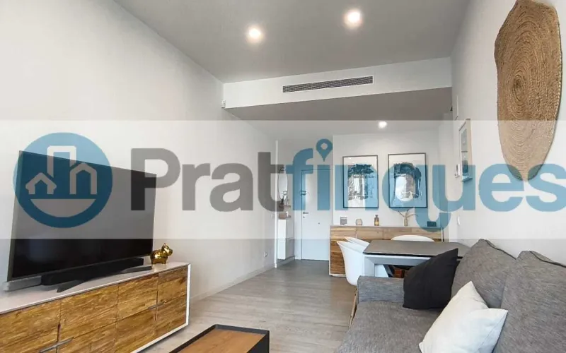 Exclusividad y sostenibilidad en una de las ubicaciones más codiciadas del área metropolitana. Le presentamos una pieza arquitectónica única situada en el corazón de&nbsp;Plaza Europa, el nuevo referente del urbanismo moderno en L'Hospitalet de Llobregat. Ubicada en una finca de&nbsp;obra nueva (2023),esta vivienda destaca por su privilegiada altura y su dominio visual, ofreciendo vistas despejadas que dotan a cada estancia de una personalidad inigualable. Espacios Diseñados para el Bienestar Con una superficie de 84 m² construidos, el hogar se distribuye con una elegancia funcional: Zona de Día:&nbsp;Un espectacular salón-comedor de 24 m², inundado de luz natural gracias a su&nbsp;orientación Este, con acceso directo a una&nbsp;terraza privada de 17 m², ideal para disfrutar de los amaneceres y el clima mediterráneo. Cocina Gourmet:&nbsp;Espacio independiente de 9 m² totalmente equipado con acabados de alta gama. Zona de Descanso:&nbsp;Suite principal de 13 m² con baño privado de diseño (plato de ducha de resina antideslizante) y dos habitaciones individuales luminosas y versátiles.Tecnología y Alta Eficiencia Energética Comprometida con el futuro, la vivienda cuenta con un sistema de&nbsp;aerotermia de última generación&nbsp;para la climatización (calefacción y aire acondicionado),garantizando un confort térmico óptimo con el mínimo impacto ambiental. Memoria de Calidades Premium Carpintería Exterior:&nbsp;Ventanas oscilobatientes con rotura de puente térmico y doble acristalamiento para un aislamiento acústico y térmico total. Carpintería Interior:&nbsp;Elegantes puertas lacadas en blanco, incluyendo sistemas correderos tipo&nbsp;Krona&nbsp;integrados en tabiquería para maximizar el espacio. Pavimentos:&nbsp;Suelo de tarima flotante laminada con efecto madera de máxima resistencia (calidad AC5).Servicios y Anexos Exclusivos La finca, libre de barreras arquitectónicas, dispone de tres ascensores (uno de gran capacidad). Además, se ofrece la posibilidad de completar esta propiedad con: Plaza de Parking XL (28.000 €):&nbsp;Con dimensiones excepcionales (5,25m x 3m),ideal para un vehículo de gran tamaño y una motocicleta de alta cilindrada. Trastero de Gran Capacidad (18.000 €):&nbsp;9 m² de almacenamiento adicional en el mismo edificio.Un hogar que no solo ofrece un lugar donde vivir, sino un estilo de vida basado en la exclusividad, la comodidad y la eficiencia. &nbsp; En Pratfinques le acompañamos de forma integral durante todo el proceso de compraventa. Nos encargamos de la gestión de su financiación hipotecaria, la liquidación de impuestos y la inscripción registral de la propiedad. &nbsp; Tenga en cuenta los siguientes puntos informativos: &nbsp; Transparencia en el precio: El importe de venta no incluye los impuestos y tasas asociados (ITP y AJD). Plusvalía: El Impuesto sobre el Incremento de Valor de los Terrenos de Naturaleza Urbana corre íntegramente a cargo de la parte vendedora. Sin costes adicionales: En Pratfinques no cobramos honorarios a la parte compradora; nuestros servicios ya están incluidos en el precio de venta publicado.&nbsp;