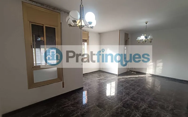 Presentamos esta magnífica propiedad situada en una de las intersecciones más estratégicas de El Prat. Una vivienda que destaca por su luminosidad, y distribución y un potencial para convertirse en el hogar de sus sueños. Distribución y Características El inmueble cuenta con una superficie de 94 m² construidos (79 m² útiles),diseñados para aprovechar cada rincón: Zona de Día:&nbsp;Un imponente salón-comedor independiente de 23 m², totalmente exterior, que inunda la estancia de luz natural y ofrece acceso directo a un acogedor balcón. Zona de Noche:&nbsp;Consta de 3 amplias habitaciones (incluyendo una habitación doble principal). Cocina y Baño:&nbsp;Cocina independiente de 8 m² con salida a galería técnica y un baño completo de cuatro piezas con bañera. Acabados:&nbsp;Suelos de gres porcelánico, carpintería interior en madera de cerezo y ventanas de aluminio.???? Un proyecto a tu medida La vivienda se encuentra en un estado que&nbsp;precisa de una actualización, lo que representa una oportunidad única. Con una reforma ejecutada con buen gusto, este piso tiene el potencial arquitectónico para transformarse en una pieza de diseño&nbsp;impresionantemente sofisticada y actual, revalorizando su inversión desde el primer día. La finca, perfectamente mantenida, dispone de&nbsp;ascensor. ???? Privilegios de una ubicación inmejorable Vivir en esta zona de El Prat de Llobregat es sinónimo de calidad de vida. Disfrutará de servicios de primer nivel a pie de calle: Conectividad Total:&nbsp;A tan solo 7 minutos de la estación de&nbsp;Metro L9 (Les Moreres)&nbsp;y con una red de paradas de autobús locales e interurbanas que conectan directamente con el centro de Barcelona en pocos minutos. Servicios y Ocio:&nbsp;Rodeado de una oferta comercial completa, centros de salud, colegios y zonas verdes. Todo lo que su día a día requiere, sin necesidad de desplazarse.Si buscas una ubicación premium para diseñar un hogar a tu estilo, esta es tu oportunidad.&nbsp;Contacta ahora para concertar una visita. En Pratfinques le acompañamos de forma integral durante todo el proceso de compraventa. Nos encargamos de la gestión de su financiación hipotecaria, la liquidación de impuestos y la inscripción registral de la propiedad. &nbsp; Tenga en cuenta los siguientes puntos informativos: &nbsp; Transparencia en el precio: El importe de venta no incluye los impuestos y tasas asociados (ITP y AJD). Plusvalía: El Impuesto sobre el Incremento de Valor de los Terrenos de Naturaleza Urbana corre íntegramente a cargo de la parte vendedora. Nota informativa: Los Honorarios de intermediación profesional no están incluidos en el precio de venta.