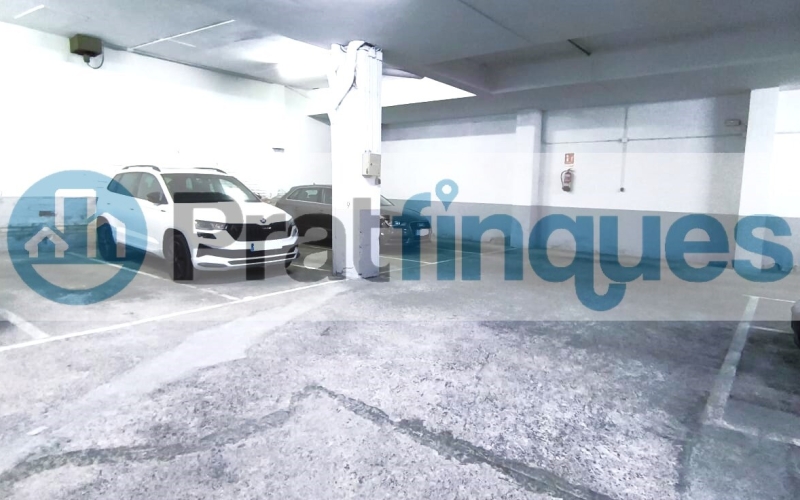 ¡Oportunidad en la ciudad de El Prat de Llobregat! Se vende plaza de parking individual en la calle Santiago Rusiñol, situada en la planta baja del edificio. Esta plaza de 12 m² ofrece espacio suficiente para coche mediano o grande y una moto. Se distingue por tener fácil maniobrabilidad, con distinción de puerta de acceso y otra de salida. El edificio cuenta con puertas de acceso automáticas y un circuito cerrado de seguridad, garantizando la máxima protección para tu vehículo. No pierdas la oportunidad de adquirir esta plaza, con todas las comodidades y medidas de seguridad que necesitas. ¡Contacta ya para más información y asegura tu espacio en una ubicación privilegiada! Desde Pratfinques, te realizamos todos los trámites de la compraventa y a la obtención de la financiación hipotecaria, liquidación de los impuestos y, inscripción registral. -&nbsp;&nbsp;&nbsp;&nbsp;&nbsp;&nbsp;&nbsp;&nbsp;&nbsp;&nbsp;&nbsp;&nbsp;&nbsp; El precio de venta del inmueble, no incluye impuestos ni tasas. (ITPADJ) -&nbsp;&nbsp;&nbsp;&nbsp;&nbsp;&nbsp;&nbsp;&nbsp;&nbsp;&nbsp;&nbsp;&nbsp;&nbsp; La plusvalía (Impuesto sobre el Incremento de Valor de los Terrenos Urbanos) es a cargo del vendedor. -&nbsp;&nbsp;&nbsp;&nbsp;&nbsp;&nbsp;&nbsp;&nbsp;&nbsp;&nbsp;&nbsp;&nbsp;&nbsp; En Pratfinques, NO COBRAMOS LOS HONORARIOS AL COMPRADOR, están incluidos en el precio de venta publicado. &nbsp;