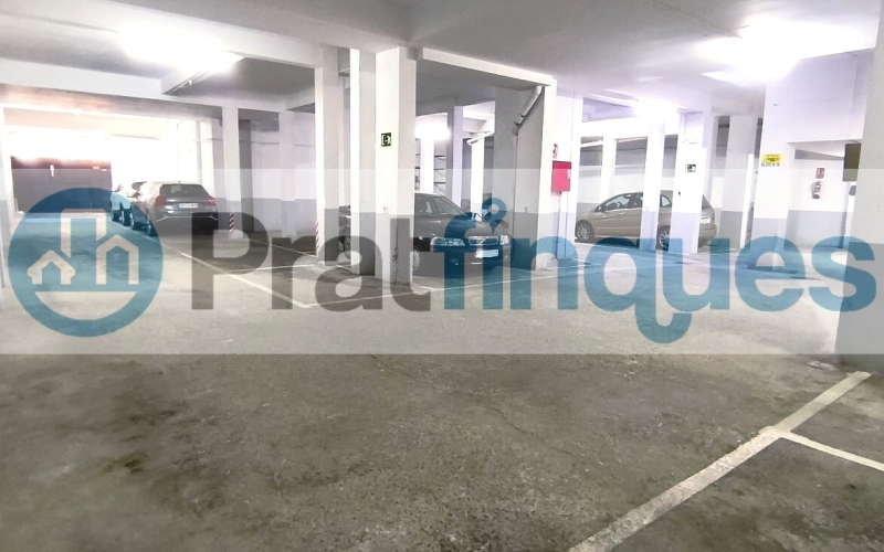 ¡Oportunidad en la ciudad de El Prat de Llobregat! Se vende plaza de parking individual en la calle Santiago Rusiñol, situada en la planta baja del edificio. Esta plaza de 12 m² ofrece espacio suficiente para coche mediano o grande y una moto. Se distingue por tener fácil maniobrabilidad, con distinción de puerta de acceso y otra de salida. El edificio cuenta con puertas de acceso automáticas y un circuito cerrado de seguridad, garantizando la máxima protección para tu vehículo. No pierdas la oportunidad de adquirir esta plaza, con todas las comodidades y medidas de seguridad que necesitas. ¡Contacta ya para más información y asegura tu espacio en una ubicación privilegiada! Desde Pratfinques, te realizamos todos los trámites de la compraventa y a la obtención de la financiación hipotecaria, liquidación de los impuestos y, inscripción registral. -&nbsp;&nbsp;&nbsp;&nbsp;&nbsp;&nbsp;&nbsp;&nbsp;&nbsp;&nbsp;&nbsp;&nbsp;&nbsp; El precio de venta del inmueble, no incluye impuestos ni tasas. (ITPADJ) -&nbsp;&nbsp;&nbsp;&nbsp;&nbsp;&nbsp;&nbsp;&nbsp;&nbsp;&nbsp;&nbsp;&nbsp;&nbsp; La plusvalía (Impuesto sobre el Incremento de Valor de los Terrenos Urbanos) es a cargo del vendedor. -&nbsp;&nbsp;&nbsp;&nbsp;&nbsp;&nbsp;&nbsp;&nbsp;&nbsp;&nbsp;&nbsp;&nbsp;&nbsp; En Pratfinques, NO COBRAMOS LOS HONORARIOS AL COMPRADOR, están incluidos en el precio de venta publicado. &nbsp;