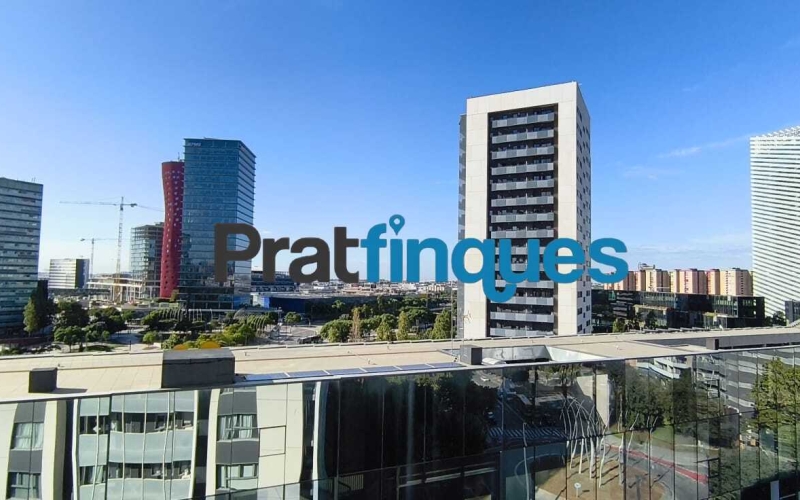Te imaginas despertar cada día con el sol por la mañana, unas vistas claras y el cielo como vecino? Te ofrecemos esta magnífica vivienda exterior situado en una octava planta, completamente luminoso e impecable. Con una inmejorable orientación Sur-Sudeste, el piso disfruta de una entrada excepcional de luz natural durante todo el día. Ubicado en la prestigiosa Plaza Europa de L'Hospitalet de Llobregat, uno de los entornos urbanos más modernos, cotizados y mejor comunicados del área metropolitana de Barcelona, este hogar es el reflejo perfecto de una vida cómoda, elegante y altamente eficiente. La propiedad se sitúa en una finca joven que cuenta con tecnología de aerotermia de última generación y servicios exclusivos que elevan la calidad de vida al máximo nivel. Así se distribuye tu futuro hogar: - Gran dormitorio principal (16 m²): Un espacioso dormitorio de diseño que incluye una fantástica zona de vestuario integrada para tu total comodidad. - Salón-comedor de ensueño: Un ambiente abierto con grandes ventanales que conectan directamente con la terraza, inundando el espacio de sol. - Terrassa de 8 m²: El lugar ideal para relajarse ante la Plaza Europa, con acceso práctico y directo tanto desde el comedor como de la cocina. - Segundo dormitorio: Una habitación individual con ventana orientada a la terraza, ideal como despacho de teletrabajo, habitación juvenil o espacio polivalente. - Cocina independiente: Amplia, totalmente equipada, muy luminosa y con salida directa al exterior. Baño completo: Moderno y funcional, equipado con plato de ducha. Calidades, confort y eficiencia energética: - Suelos de parqué flotante de madera multicapa: Un acabado noble y natural que aporta máxima calidez, elegancia y confort a la pisada. - Sistema de aerotermia integral: Climatización de máximo ahorro (aire acondicionado y calefacción por conductas) y agua caliente sanitaria mediante energía limpia. - Máxima eficiencia: Edificio de construcción reciente con cierres de alto aislamiento y soluciones tecnológicas sostenibles. - Listo para entrar a vivir: El estado de conservación es excelente, no necesita ningún tipo de reforma. Servicios exclusivos de la finca: - Piscina comunitaria y solárium: Un oasis a tu disposición con espectaculares vistas panorámicas de la ciudad. - Seguridad y comodidad: Servicio de conserjería, control de accesos, dos ascensores y un montacargas. - Placas solares: Apoyo energético comunitario que optimiza todavía más el consumo general del edificio. Información de transparencia al consumidor: El precio de venta publicado no incluye los gastos ni los impuestos derivados de la compraventa (*ITP, gastos de notaría, registro, gestoría ni honorarios de intermediación inmobiliaria). Antes de hacer la visita, tu asesor personal te facilitará toda la información detallada y desglosada de estos costes para que compres con total tranquilidad.