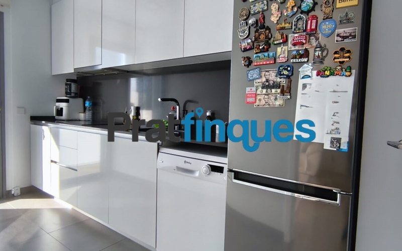 Te imaginas despertar cada día con el sol por la mañana, unas vistas claras y el cielo como vecino? Te ofrecemos esta magnífica vivienda exterior situado en una octava planta, completamente luminoso e impecable. Con una inmejorable orientación Sur-Sudeste, el piso disfruta de una entrada excepcional de luz natural durante todo el día. Ubicado en la prestigiosa Plaza Europa de L'Hospitalet de Llobregat, uno de los entornos urbanos más modernos, cotizados y mejor comunicados del área metropolitana de Barcelona, este hogar es el reflejo perfecto de una vida cómoda, elegante y altamente eficiente. La propiedad se sitúa en una finca joven que cuenta con tecnología de aerotermia de última generación y servicios exclusivos que elevan la calidad de vida al máximo nivel. Así se distribuye tu futuro hogar: - Gran dormitorio principal (16 m²): Un espacioso dormitorio de diseño que incluye una fantástica zona de vestuario integrada para tu total comodidad. - Salón-comedor de ensueño: Un ambiente abierto con grandes ventanales que conectan directamente con la terraza, inundando el espacio de sol. - Terrassa de 8 m²: El lugar ideal para relajarse ante la Plaza Europa, con acceso práctico y directo tanto desde el comedor como de la cocina. - Segundo dormitorio: Una habitación individual con ventana orientada a la terraza, ideal como despacho de teletrabajo, habitación juvenil o espacio polivalente. - Cocina independiente: Amplia, totalmente equipada, muy luminosa y con salida directa al exterior. Baño completo: Moderno y funcional, equipado con plato de ducha. Calidades, confort y eficiencia energética: - Suelos de parqué flotante de madera multicapa: Un acabado noble y natural que aporta máxima calidez, elegancia y confort a la pisada. - Sistema de aerotermia integral: Climatización de máximo ahorro (aire acondicionado y calefacción por conductas) y agua caliente sanitaria mediante energía limpia. - Máxima eficiencia: Edificio de construcción reciente con cierres de alto aislamiento y soluciones tecnológicas sostenibles. - Listo para entrar a vivir: El estado de conservación es excelente, no necesita ningún tipo de reforma. Servicios exclusivos de la finca: - Piscina comunitaria y solárium: Un oasis a tu disposición con espectaculares vistas panorámicas de la ciudad. - Seguridad y comodidad: Servicio de conserjería, control de accesos, dos ascensores y un montacargas. - Placas solares: Apoyo energético comunitario que optimiza todavía más el consumo general del edificio. Información de transparencia al consumidor: El precio de venta publicado no incluye los gastos ni los impuestos derivados de la compraventa (*ITP, gastos de notaría, registro, gestoría ni honorarios de intermediación inmobiliaria). Antes de hacer la visita, tu asesor personal te facilitará toda la información detallada y desglosada de estos costes para que compres con total tranquilidad.