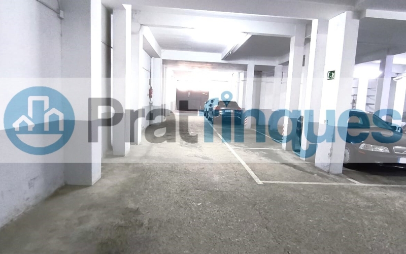 ¡Oportunidad en la ciudad de El Prat de Llobregat! Se vende plaza de parking individual en la calle Santiago Rusiñol, situada en la planta baja del edificio. Esta plaza de 12 m² ofrece espacio suficiente para coche mediano o grande y una moto. Se distingue por tener fácil maniobrabilidad, con distinción de puerta de acceso y otra de salida. El edificio cuenta con puertas de acceso automáticas y un circuito cerrado de seguridad, garantizando la máxima protección para tu vehículo. No pierdas la oportunidad de adquirir esta plaza, con todas las comodidades y medidas de seguridad que necesitas. ¡Contacta ya para más información y asegura tu espacio en una ubicación privilegiada! Desde Pratfinques, te realizamos todos los trámites de la compraventa y a la obtención de la financiación hipotecaria, liquidación de los impuestos y, inscripción registral. -&nbsp;&nbsp;&nbsp;&nbsp;&nbsp;&nbsp;&nbsp;&nbsp;&nbsp;&nbsp;&nbsp;&nbsp;&nbsp; El precio de venta del inmueble, no incluye impuestos ni tasas. (ITPADJ) -&nbsp;&nbsp;&nbsp;&nbsp;&nbsp;&nbsp;&nbsp;&nbsp;&nbsp;&nbsp;&nbsp;&nbsp;&nbsp; La plusvalía (Impuesto sobre el Incremento de Valor de los Terrenos Urbanos) es a cargo del vendedor. -&nbsp;&nbsp;&nbsp;&nbsp;&nbsp;&nbsp;&nbsp;&nbsp;&nbsp;&nbsp;&nbsp;&nbsp;&nbsp; En Pratfinques, NO COBRAMOS LOS HONORARIOS AL COMPRADOR, están incluidos en el precio de venta publicado. &nbsp;