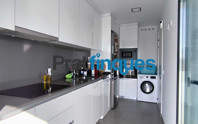 Te imaginas despertar cada día con el sol por la mañana, unas vistas claras y el cielo como vecino? Te ofrecemos esta magnífica vivienda exterior situado en una octava planta, completamente luminoso e impecable. Con una inmejorable orientación Sur-Sudeste, el piso disfruta de una entrada excepcional de luz natural durante todo el día. Ubicado en la prestigiosa Plaza Europa de L'Hospitalet de Llobregat, uno de los entornos urbanos más modernos, cotizados y mejor comunicados del área metropolitana de Barcelona, este hogar es el reflejo perfecto de una vida cómoda, elegante y altamente eficiente. La propiedad se sitúa en una finca joven que cuenta con tecnología de aerotermia de última generación y servicios exclusivos que elevan la calidad de vida al máximo nivel. Así se distribuye tu futuro hogar: - Gran dormitorio principal (16 m²): Un espacioso dormitorio de diseño que incluye una fantástica zona de vestuario integrada para tu total comodidad. - Salón-comedor de ensueño: Un ambiente abierto con grandes ventanales que conectan directamente con la terraza, inundando el espacio de sol. - Terrassa de 8 m²: El lugar ideal para relajarse ante la Plaza Europa, con acceso práctico y directo tanto desde el comedor como de la cocina. - Segundo dormitorio: Una habitación individual con ventana orientada a la terraza, ideal como despacho de teletrabajo, habitación juvenil o espacio polivalente. - Cocina independiente: Amplia, totalmente equipada, muy luminosa y con salida directa al exterior. Baño completo: Moderno y funcional, equipado con plato de ducha. Calidades, confort y eficiencia energética: - Suelos de parqué flotante de madera multicapa: Un acabado noble y natural que aporta máxima calidez, elegancia y confort a la pisada. - Sistema de aerotermia integral: Climatización de máximo ahorro (aire acondicionado y calefacción por conductas) y agua caliente sanitaria mediante energía limpia. - Máxima eficiencia: Edificio de construcción reciente con cierres de alto aislamiento y soluciones tecnológicas sostenibles. - Listo para entrar a vivir: El estado de conservación es excelente, no necesita ningún tipo de reforma. Servicios exclusivos de la finca: - Piscina comunitaria y solárium: Un oasis a tu disposición con espectaculares vistas panorámicas de la ciudad. - Seguridad y comodidad: Servicio de conserjería, control de accesos, dos ascensores y un montacargas. - Placas solares: Apoyo energético comunitario que optimiza todavía más el consumo general del edificio. Información de transparencia al consumidor: El precio de venta publicado no incluye los gastos ni los impuestos derivados de la compraventa (*ITP, gastos de notaría, registro, gestoría ni honorarios de intermediación inmobiliaria). Antes de hacer la visita, tu asesor personal te facilitará toda la información detallada y desglosada de estos costes para que compres con total tranquilidad.