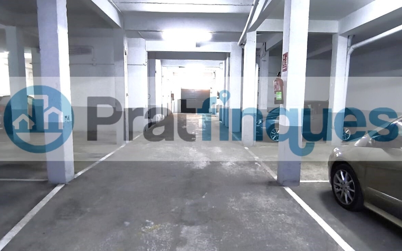 ¡Oportunidad en la ciudad de El Prat de Llobregat! Se vende plaza de parking individual en la calle Santiago Rusiñol, situada en la planta baja del edificio. Esta plaza de 12 m² ofrece espacio suficiente para coche mediano o grande y una moto. Se distingue por tener fácil maniobrabilidad, con distinción de puerta de acceso y otra de salida. El edificio cuenta con puertas de acceso automáticas y un circuito cerrado de seguridad, garantizando la máxima protección para tu vehículo. No pierdas la oportunidad de adquirir esta plaza, con todas las comodidades y medidas de seguridad que necesitas. ¡Contacta ya para más información y asegura tu espacio en una ubicación privilegiada! Desde Pratfinques, te realizamos todos los trámites de la compraventa y a la obtención de la financiación hipotecaria, liquidación de los impuestos y, inscripción registral. -&nbsp;&nbsp;&nbsp;&nbsp;&nbsp;&nbsp;&nbsp;&nbsp;&nbsp;&nbsp;&nbsp;&nbsp;&nbsp; El precio de venta del inmueble, no incluye impuestos ni tasas. (ITPADJ) -&nbsp;&nbsp;&nbsp;&nbsp;&nbsp;&nbsp;&nbsp;&nbsp;&nbsp;&nbsp;&nbsp;&nbsp;&nbsp; La plusvalía (Impuesto sobre el Incremento de Valor de los Terrenos Urbanos) es a cargo del vendedor. -&nbsp;&nbsp;&nbsp;&nbsp;&nbsp;&nbsp;&nbsp;&nbsp;&nbsp;&nbsp;&nbsp;&nbsp;&nbsp; En Pratfinques, NO COBRAMOS LOS HONORARIOS AL COMPRADOR, están incluidos en el precio de venta publicado. &nbsp;