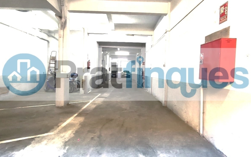 ¡Oportunidad en la ciudad de El Prat de Llobregat! Se vende plaza de parking individual en la calle Santiago Rusiñol, situada en la planta baja del edificio. Esta plaza de 12 m² ofrece espacio suficiente para coche mediano o grande y una moto. Se distingue por tener fácil maniobrabilidad, con distinción de puerta de acceso y otra de salida. El edificio cuenta con puertas de acceso automáticas y un circuito cerrado de seguridad, garantizando la máxima protección para tu vehículo. No pierdas la oportunidad de adquirir esta plaza, con todas las comodidades y medidas de seguridad que necesitas. ¡Contacta ya para más información y asegura tu espacio en una ubicación privilegiada! Desde Pratfinques, te realizamos todos los trámites de la compraventa y a la obtención de la financiación hipotecaria, liquidación de los impuestos y, inscripción registral. -&nbsp;&nbsp;&nbsp;&nbsp;&nbsp;&nbsp;&nbsp;&nbsp;&nbsp;&nbsp;&nbsp;&nbsp;&nbsp; El precio de venta del inmueble, no incluye impuestos ni tasas. (ITPADJ) -&nbsp;&nbsp;&nbsp;&nbsp;&nbsp;&nbsp;&nbsp;&nbsp;&nbsp;&nbsp;&nbsp;&nbsp;&nbsp; La plusvalía (Impuesto sobre el Incremento de Valor de los Terrenos Urbanos) es a cargo del vendedor. -&nbsp;&nbsp;&nbsp;&nbsp;&nbsp;&nbsp;&nbsp;&nbsp;&nbsp;&nbsp;&nbsp;&nbsp;&nbsp; En Pratfinques, NO COBRAMOS LOS HONORARIOS AL COMPRADOR, están incluidos en el precio de venta publicado. &nbsp;