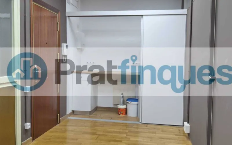 Ubicado en una de las zonas más dinámicas y emblemáticas de la Barcelona emprendedora, presentamos este despacho de&nbsp;44 m² totalmente reformado&nbsp;con un estándar de alta calidad. Situado en una finca singular con ascensor, el espacio combina la esencia arquitectónica del Eixample con una funcionalidad técnica impecable. Distribución y Diseño: La propiedad se divide en una elegante zona de recepción y un área office polivalente, que dan paso a&nbsp;dos despachos independientes. La privacidad está garantizada: uno de ellos cuenta con baño completo (plato de ducha de resina antideslizante),mientras que el segundo dispone de un práctico aseo de cortesía. Especificaciones Técnicas: Confort:&nbsp;Climatización mediante Split (A/A) y calefacción por radiadores cerámicos de bajo consumo. Acabados:&nbsp;Suelos de tarima flotante laminada y revestimientos a estrenar. Tecnología:&nbsp;Instalación eléctrica bajo normativa y sistema de redes ITC de alta conectividad, listo para operativa inmediata. Versatilidad y Ubicación: Un espacio idóneo para firmas de abogacía, consultorías, ingeniería o centros médicos especializados. Gracias a su configuración, permite también una transición hacia un&nbsp;concepto diáfano&nbsp;(estilo&nbsp;open space&nbsp;o&nbsp;call center). Rodeado de una red inmejorable de servicios y transporte público, este despacho es la sede perfecta para proyectar una imagen de éxito y profesionalidad. &nbsp; Desde Pratfinques, te realizamos todos los trámites de la compraventa y a la obtención de la financiación hipotecaria, liquidación de los impuestos y, inscripción registral. -&nbsp;&nbsp;&nbsp;&nbsp;&nbsp;&nbsp;&nbsp;&nbsp;&nbsp;&nbsp;&nbsp;&nbsp;&nbsp; El precio de venta del inmueble, no incluye impuestos ni tasas. (ITP y AJD) -&nbsp;&nbsp;&nbsp;&nbsp;&nbsp;&nbsp;&nbsp;&nbsp;&nbsp;&nbsp;&nbsp;&nbsp;&nbsp; La plusvalía (Impuesto sobre el Incremento de Valor de los Terrenos Urbanos) es a cargo del vendedor. -&nbsp;&nbsp;&nbsp;&nbsp;&nbsp;&nbsp;&nbsp;&nbsp;&nbsp;&nbsp;&nbsp;&nbsp;&nbsp; En Pratfinques, NO COBRAMOS LOS HONORARIOS AL COMPRADOR, están incluidos en el precio de venta publicado.