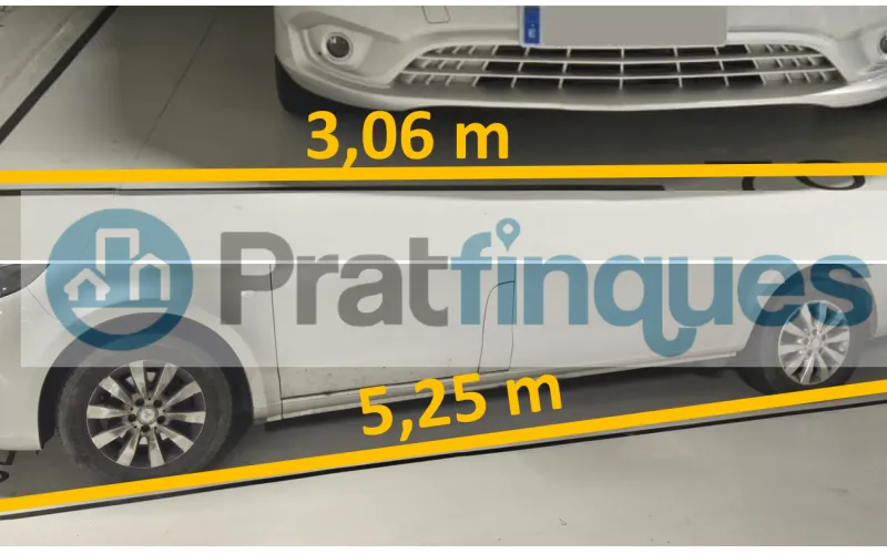 Exclusividad y sostenibilidad en una de las ubicaciones más codiciadas del área metropolitana. Le presentamos una pieza arquitectónica única situada en el corazón de&nbsp;Plaza Europa, el nuevo referente del urbanismo moderno en L'Hospitalet de Llobregat. Ubicada en una finca de&nbsp;obra nueva (2023),esta vivienda destaca por su privilegiada altura y su dominio visual, ofreciendo vistas despejadas que dotan a cada estancia de una personalidad inigualable. Espacios Diseñados para el Bienestar Con una superficie de 84 m² construidos, el hogar se distribuye con una elegancia funcional: Zona de Día:&nbsp;Un espectacular salón-comedor de 24 m², inundado de luz natural gracias a su&nbsp;orientación Este, con acceso directo a una&nbsp;terraza privada de 17 m², ideal para disfrutar de los amaneceres y el clima mediterráneo. Cocina Gourmet:&nbsp;Espacio independiente de 9 m² totalmente equipado con acabados de alta gama. Zona de Descanso:&nbsp;Suite principal de 13 m² con baño privado de diseño (plato de ducha de resina antideslizante) y dos habitaciones individuales luminosas y versátiles.Tecnología y Alta Eficiencia Energética Comprometida con el futuro, la vivienda cuenta con un sistema de&nbsp;aerotermia de última generación&nbsp;para la climatización (calefacción y aire acondicionado),garantizando un confort térmico óptimo con el mínimo impacto ambiental. Memoria de Calidades Premium Carpintería Exterior:&nbsp;Ventanas oscilobatientes con rotura de puente térmico y doble acristalamiento para un aislamiento acústico y térmico total. Carpintería Interior:&nbsp;Elegantes puertas lacadas en blanco, incluyendo sistemas correderos tipo&nbsp;Krona&nbsp;integrados en tabiquería para maximizar el espacio. Pavimentos:&nbsp;Suelo de tarima flotante laminada con efecto madera de máxima resistencia (calidad AC5).Servicios y Anexos Exclusivos La finca, libre de barreras arquitectónicas, dispone de tres ascensores (uno de gran capacidad). Además, se ofrece la posibilidad de completar esta propiedad con: Plaza de Parking XL (28.000 €):&nbsp;Con dimensiones excepcionales (5,25m x 3m),ideal para un vehículo de gran tamaño y una motocicleta de alta cilindrada. Trastero de Gran Capacidad (18.000 €):&nbsp;9 m² de almacenamiento adicional en el mismo edificio.Un hogar que no solo ofrece un lugar donde vivir, sino un estilo de vida basado en la exclusividad, la comodidad y la eficiencia. &nbsp; En Pratfinques le acompañamos de forma integral durante todo el proceso de compraventa. Nos encargamos de la gestión de su financiación hipotecaria, la liquidación de impuestos y la inscripción registral de la propiedad. &nbsp; Tenga en cuenta los siguientes puntos informativos: &nbsp; Transparencia en el precio: El importe de venta no incluye los impuestos y tasas asociados (ITP y AJD). Plusvalía: El Impuesto sobre el Incremento de Valor de los Terrenos de Naturaleza Urbana corre íntegramente a cargo de la parte vendedora. Sin costes adicionales: En Pratfinques no cobramos honorarios a la parte compradora; nuestros servicios ya están incluidos en el precio de venta publicado.&nbsp;