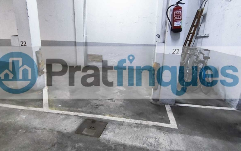 ¡Oportunidad en la ciudad de El Prat de Llobregat! Se vende plaza de parking individual en la calle Santiago Rusiñol, situada en la planta baja del edificio. Esta plaza de 14 m² ofrece espacio suficiente para coche mediano y una moto. Se distingue por tener fácil maniobrabilidad, con distinción de puerta de acceso y otra de salida. El edificio cuenta con puertas de acceso automáticas y un circuito cerrado de seguridad, garantizando la máxima protección para tu vehículo. No pierdas la oportunidad de adquirir esta plaza, con todas las comodidades y medidas de seguridad que necesitas. ¡Contacta ya para más información y asegura tu espacio en una ubicación privilegiada! Desde Pratfinques, te realizamos todos los trámites de la compraventa y a la obtención de la financiación hipotecaria, liquidación de los impuestos y, inscripción registral. - El precio de venta del inmueble, no incluye impuestos ni tasas. (ITPADJ) - La plusvalía (Impuesto sobre el Incremento de Valor de los Terrenos Urbanos) es a cargo del vendedor. - En Pratfinques, NO COBRAMOS LOS HONORARIOS AL COMPRADOR, están incluidos en el precio de venta publicado.