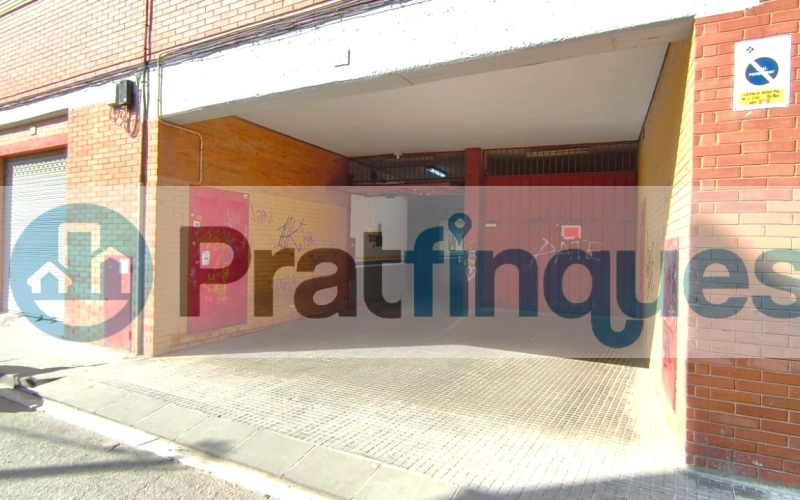 ¿Buscas más que una simple plaza? En El Prat de Llobregat (Carrer del Masnou),vendemos este garaje independiente y cerrado de 5.30 x 2.56 m. Privacidad Total: Persiana individual motorizada que convierte tu plaza en un trastero/garaje privado. Capacidad Plus: Sus 14 m² permiten estacionar coche y moto cómodamente. Acceso Premium: Planta baja, sin rampas interminables. Pasillos amplios que garantizan una maniobra limpia y rápida. Comunidad Tranquila: Finca con muy pocos vecinos y puerta exterior automática.Protege tu vehículo del polvo, roces y miradas ajenas. ¡Ven a probar la maniobra hoy mismo! &nbsp; En Pratfinques le acompañamos de forma integral durante todo el proceso de compraventa. Nos encargamos de la gestión de su financiación hipotecaria, la liquidación de impuestos y la inscripción registral de la propiedad. &nbsp; Tenga en cuenta los siguientes puntos informativos: Transparencia en el precio: El importe de venta no incluye los impuestos y tasas asociados (ITP y AJD). Plusvalía: El Impuesto sobre el Incremento de Valor de los Terrenos de Naturaleza Urbana corre íntegramente a cargo de la parte vendedora. Sin costes adicionales: En Pratfinques no cobramos honorarios a la parte compradora; nuestros servicios ya están incluidos en el precio de venta publicado.&nbsp; &nbsp;