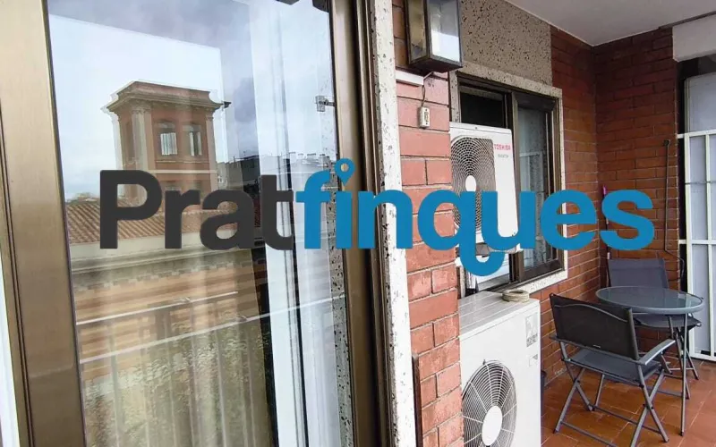¡Descubre tu nuevo hogar! Este encantador piso de 90 m² construidos (75 m² útiles) te ofrece la combinación perfecta de confort, espacio y una ubicación inmejorable. Situado en una cuarta planta con ascensor, destaca por su excelente distribución y su fantástica orientación oeste, ideal para disfrutar del sol de tarde. Características principales Zona de día: Salón-comedor de 16 m² con acceso directo a un agradable balcón de 8 m². Cocina independiente: Tipo office, muy espaciosa (14 m²) y con salida directa a galería/lavadero. Dormitorios: 3 habitaciones en total. Una suite principal de 12 m² y dos habitaciones individuales amplias. Baños: 1 baño completo de 4 piezas con bañera y 1 práctico aseo de cortesía. Climatización: Calefacción por radiadores de gas natural y aire acondicionado (splits) para un confort total todo el año. Ubicación y conectividad El inmueble se encuentra en una zona totalmente consolidada y excelentemente comunicada: A 8 minutos a pie de la parada de metro L9 (Cèntric). A 2 minutos de la parada de autobús Plaça Pau Casals (múltiples líneas). Servicios a pie de calle: Rodeado de comercios locales, restauración, colegios y entidades financieras. Condiciones y servicios de Pratfinques En Pratfinques te acompañamos en todo el proceso. Nos encargamos de todos los trámites de la compraventa: obtención de la financiación hipotecaria, liquidación de impuestos e inscripción registral. Sin honorarios de agencia para el comprador: Están totalmente incluidos en el precio de venta publicado. El precio de venta no incluye los impuestos ni tasas correspondientes a la parte compradora (ITP / AJD). La plusvalía municipal corre a cargo de la parte vendedora.