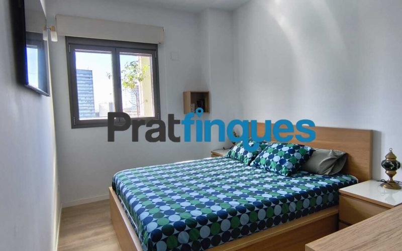 Te imaginas despertar cada día con el sol por la mañana, unas vistas claras y el cielo como vecino? Te ofrecemos esta magnífica vivienda exterior situado en una octava planta, completamente luminoso e impecable. Con una inmejorable orientación Sur-Sudeste, el piso disfruta de una entrada excepcional de luz natural durante todo el día. Ubicado en la prestigiosa Plaza Europa de L'Hospitalet de Llobregat, uno de los entornos urbanos más modernos, cotizados y mejor comunicados del área metropolitana de Barcelona, este hogar es el reflejo perfecto de una vida cómoda, elegante y altamente eficiente. La propiedad se sitúa en una finca joven que cuenta con tecnología de aerotermia de última generación y servicios exclusivos que elevan la calidad de vida al máximo nivel. Así se distribuye tu futuro hogar: - Gran dormitorio principal (16 m²): Un espacioso dormitorio de diseño que incluye una fantástica zona de vestuario integrada para tu total comodidad. - Salón-comedor de ensueño: Un ambiente abierto con grandes ventanales que conectan directamente con la terraza, inundando el espacio de sol. - Terrassa de 8 m²: El lugar ideal para relajarse ante la Plaza Europa, con acceso práctico y directo tanto desde el comedor como de la cocina. - Segundo dormitorio: Una habitación individual con ventana orientada a la terraza, ideal como despacho de teletrabajo, habitación juvenil o espacio polivalente. - Cocina independiente: Amplia, totalmente equipada, muy luminosa y con salida directa al exterior. Baño completo: Moderno y funcional, equipado con plato de ducha. Calidades, confort y eficiencia energética: - Suelos de parqué flotante de madera multicapa: Un acabado noble y natural que aporta máxima calidez, elegancia y confort a la pisada. - Sistema de aerotermia integral: Climatización de máximo ahorro (aire acondicionado y calefacción por conductas) y agua caliente sanitaria mediante energía limpia. - Máxima eficiencia: Edificio de construcción reciente con cierres de alto aislamiento y soluciones tecnológicas sostenibles. - Listo para entrar a vivir: El estado de conservación es excelente, no necesita ningún tipo de reforma. Servicios exclusivos de la finca: - Piscina comunitaria y solárium: Un oasis a tu disposición con espectaculares vistas panorámicas de la ciudad. - Seguridad y comodidad: Servicio de conserjería, control de accesos, dos ascensores y un montacargas. - Placas solares: Apoyo energético comunitario que optimiza todavía más el consumo general del edificio. Información de transparencia al consumidor: El precio de venta publicado no incluye los gastos ni los impuestos derivados de la compraventa (*ITP, gastos de notaría, registro, gestoría ni honorarios de intermediación inmobiliaria). Antes de hacer la visita, tu asesor personal te facilitará toda la información detallada y desglosada de estos costes para que compres con total tranquilidad.