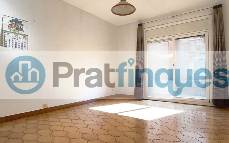 Luminoso piso con orientación Este y balcón en una de las zonas más demandadas de El Prat de Llobregat. Presentamos esta magnífica propiedad de 77 m² construidos (67 m² útiles),ubicada en el eje comercial y neurálgico de la Avenida Verge de Montserrat y Plaza Catalunya. Gracias a su orientación Este, la vivienda destaca por su gran luminosidad, recibiendo el sol directo de mañana, lo que garantiza un ambiente cálido, alegre y un excelente ahorro energético. Una pieza inmobiliaria con un potencial extraordinario, ideal tanto para familias que buscan diseñar su hogar a medida como para inversores que persiguen una alta rentabilidad. Distribución funcional y optimizada La vivienda destaca por su distribución lógica y el máximo aprovechamiento de sus espacios: Zona de día: Salón-comedor independiente con salida directa a un agradable balcón exterior, donde disfrutar del sol matinal. Cocina independiente: Con acceso a una práctica galería y derecho de uso de un patio de luces transitable. Zona de descanso: 3 dormitorios (1 doble principal de excelentes dimensiones y 2 individuales completos). Baño: Un baño completo de 4 piezas.Un lienzo en blanco para su proyecto El piso requiere una reforma integral, lo que representa la oportunidad perfecta para redistribuir los espacios a su gusto, elegir acabados de calidad actual y estrenar una vivienda totalmente personalizada según sus necesidades. La finca, además, está adaptada y cuenta con ascensor. Ubicación premium y conectividad total Situado en pleno corazón de El Prat, disfrutará de una comodidad absoluta en su día a día con todos los servicios a pie de calle: Transporte: A solo 3 minutos andando de la estación de metro Plaza Catalunya (L9 Sud) y a 2 minutos de las principales líneas de autobús. Comercios y servicios: Supermercados, tiendas de moda, colegios, centros médicos y una amplia oferta gastronómica a la vuelta de la esquina.No deje escapar esta excelente oportunidad por ubicación, precio, luz y potencial. Contacte con nosotros hoy mismo para concertar una visita. En Pratfinques le acompañamos de forma integral durante todo el proceso de compraventa. Nos encargamos de la gestión de su financiación hipotecaria, la liquidación de impuestos y la inscripción registral de la propiedad. Tenga en cuenta los siguientes puntos informativos: Transparencia en el precio: El importe de venta no incluye los impuestos y tasas asociados (ITP y AJD). Plusvalía: El Impuesto sobre el Incremento de Valor de los Terrenos de Naturaleza Urbana corre íntegramente a cargo de la parte vendedora. Sin costes adicionales: En Pratfinques no cobramos honorarios a la parte compradora; nuestros servicios ya están incluidos en el precio de venta publicado.