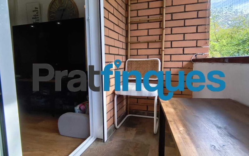 Presentamos este espectacular piso totalmente reformado de 89 m² útiles, ubicado en pleno centro de la ciudad, a un paso de la emblemática Plaza Catalunya y de la estación de metro L9 Cèntric. Una vivienda lista para entrar a vivir, diseñada para ofrecerte el máximo confort, luminosidad y una distribución perfecta para la vida familiar. Distribución inteligente: Zona de día y Zona de noche El diseño de la vivienda separa de forma excelente los espacios para garantizar tu privacidad y descanso: Zona de Día: Al cruzar el recibidor, accedes directamente a un salón-comedor de 18 m², un espacio amplio y acogedor con salida directa a un agradable balcón. La cocina es independiente y cuenta con la galería ya integrada. Destaca por su gran luminosidad gracias a un elegante tabique acristalado tipo ventana, que permite el paso de la luz natural desde el comedor mientras cocinas. Zona de Noche: Conectada de forma fluida desde el comedor, distribuye el acceso a los dormitorios y baños: Habitación principal en suite (11 m²): Exterior, inundada de sol y con su propio baño privado de 4 m² (3 piezas con plato de ducha de resina antideslizante). Segunda habitación doble (11 m²): También exterior a la calle, disfrutando de una orientación inmejorable con sol durante todo el día. Dos habitaciones individuales (8 m² cada una): Espacios versátiles ideales para dormitorios, zona de juegos o teletrabajo. Una de ellas cuenta con salida a un segundo balcón orientado al patio de luces. Baño común: Moderno y funcional, compuesto por 3 piezas y equipado con plato de ducha de resina antideslizante. Calidades premium y confort total La vivienda cuenta con una reforma integral de hace solo 5 años y está cuidada al detalle con materiales de alta calidad: Orientación Sur: Vivienda muy soleada y bañada por la luz natural durante todo el día. Aislamiento perfecto: Carpintería de aluminio con rotura de puente térmico y doble ventana, garantizando el mejor aislamiento térmico y acústico. Suelos y carpintería: Suelo de parqué sintético de alta resistencia (nivel AC5) y puertas lacadas en blanco (batientes y correderas empotradas en los baños para optimizar el espacio). Airecondicionado: 3 splits con bomba de calor en distintas estàncies. Ubicación inmejorable Vivirás en el centro de El Prat, rodeado de todos los servicios esenciales: colegios, bibliotecas, comercios y una excelente conectividad en transporte público (Metro L9 Cèntric y múltiples líneas de autobús). Un hogar idílico, cómodo y pensado para disfrutar de la paz familiar. ¿Te vas a perder la oportunidad de visitarlo? &nbsp;