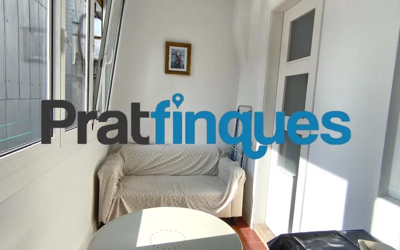 Presentamos esta magnífica vivienda lista para entrar a vivir, completamente reformada con un gusto exquisito y materiales de calidad. El inmueble destaca por su excelente distribución, luminosidad y el absoluto desahogo que ofrece su impresionante espacio exterior, convirtiéndolo en una pieza única en la zona. Características principales: Superficie óptima: 70 m² útiles distribuidos con la máxima eficiencia espacial. Zona de descanso: 3 amplios dormitorios, incluyendo una magnífica suite principal y dos habitaciones dobles adicionales. Baños modernos: 2 baños completos totalmente equipados con acabados contemporáneos. Cocina funcional: Espacio independiente y cómodo. Lavadero Interiorizado: un práctico lavadero interiorizado que maximiza el orden doméstico. Área de relax: Una agradable estancia acristalada que funciona como un balcón cubierto, ideal como rincón de lectura por su abundante luz natural y sosiego. Calidades y acabados premium: Aislamiento superior: Carpintería exterior oscilobatiente de aluminio con rotura de puente térmico y doble acristalamiento con cámara de aire, garantizando el máximo confort térmico y acústico. Elegancia interior: Suelos de parqué laminado de alta resistencia (AC5) y puertas de paso lacadas en blanco. Climatización: Sistema de calefacción integral mediante radiadores de gas natural. Un oasis exterior exclusivo: El verdadero elemento diferenciador de esta propiedad es su espectacular terraza privada de 61 m². Un espacio exterior idílico para disfrutar del clima mediterráneo, organizar cenas al aire libre o crear un jardín urbano. Además, cuenta con un valioso trastero de 5 m² integrado, la solución perfecta de almacenamiento para el día a día. Exclusividad y entorno de vida: Ubicada en una finca de solo dos vecinos, la privacidad y la tranquilidad están completamente garantizadas. El piso se emplaza en uno de los sectores residenciales más cotizados y demandados de la ciudad. Una zona que destaca por el equilibrio perfecto entre la paz de un entorno familiar y la comodidad urbana más absoluta. A escasos minutos a pie de la estación de metro L9 (Cèntric),la vivienda ofrece una conectividad impecable con el centro de Barcelona, el aeropuerto y redes de transporte (autobuses y taxis). El día a día aquí es un auténtico privilegio: dispondrá de una selecta oferta de restauración, comercios locales y servicios esenciales a pie de calle, sin renunciar a la calma de un vecindario residencial idílico. En Pratfinques le acompañamos de forma integral durante todo el proceso de compraventa. Nos encargamos de la gestión de su financiación hipotecaria, la liquidación de impuestos y la inscripción registral de la propiedad. Tenga en cuenta los siguientes puntos informativos: Transparencia en el precio: El importe de venta no incluye los impuestos y tasas asociados (ITP y AJD). Plusvalía: El Impuesto sobre el Incremento de Valor de los Terrenos de Naturaleza Urbana corre íntegramente a cargo de la parte vendedora. Información de transparencia al consumidor: Antes de hacer la visita, tu asesor personal te facilitará toda la información detallada y desglosada de estos costes para que compres con total tranquilidad.