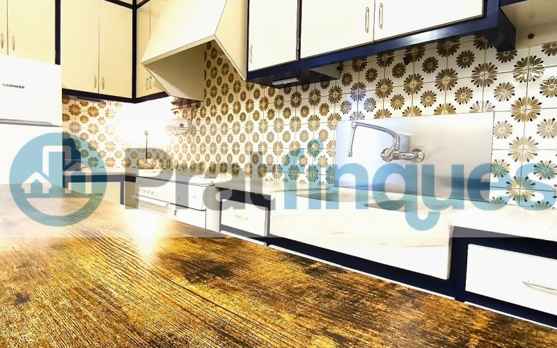 Un refugio de luz y armonía: El hogar donde tu familia florecerá ¿Buscas más que una casa? Te presentamos una propiedad con alma. Esta fantástica planta baja de 122 m² con una estància tipo estudio en segunda planta de 13 m² y terraza de 20m², no es solo un inmueble, es un escenario de bienestar donde la energía positiva se siente en cada rincón. Imagina las tardes de invierno al calor de su&nbsp;majestuosa chimenea, creando recuerdos imborrables con los tuyos en un salón que invita a la unión. Con&nbsp;4 amplias habitaciones&nbsp;(3 dobles y 1 sencilla y, 1 estudio en la 2ª planta),cada miembro de la familia encontrará su espacio de paz. La joya de la corona se encuentra en la planta superior: una estancia versátil de 13 m² que se abre a una&nbsp;terraza privada de 20m², el lugar perfecto para desayunos bajo el sol o noches de estrellas en total intimidad. ¿Sabes esa sensación de llegar a un lugar y sentir que 