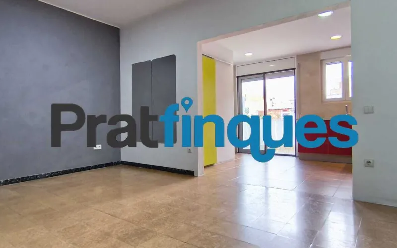 Si buscas comodidad, luz y tranquilidad, este piso de 75 m² útiles (84 m² construidos) te va a encantar. Está pensado para aprovechar cada rincón al máximo y se distribuye de forma ideal: Zona de día: Un acogedor salón-comedor de 15 m² y una moderna cocina office abierta de 9 m². ¡Y aquí viene lo mejor! Desde la cocina accedes directamente a una fantástica terraza a nivel de 10 m², el rincón perfecto para tomar el café por la mañana, disfrutar de cenas al aire libre o crear tu propio oasis urbano. Además, cuenta con un práctico lavadero integrado. Zona de descanso: 3 habitaciones (dos de ellas dobles, perfectas para el dormitorio principal o un espacio de trabajo) y un baño completo de 4 piezas. Ubicación y tranquilidad garantizadas El piso se encuentra en una de las zonas más valoradas y cotizadas de El Prat. Se ubica en la primera planta de un edificio clásico, sin ascensor, pero con una gran ventaja: ¡solo comparte espacio con 3 vecinos más! Al ser una comunidad tan pequeña y familiar, la paz y la tranquilidad están aseguradas. Listo para entrar a vivir (con muy pocos retoques) A diferencia de otros pisos, aquí el trabajo duro ya está hecho. La vivienda ha sido mimada y cuenta con: Instalación eléctrica totalmente actualizada. Ventanas de PVC con rotura de puente térmico y doble cristal (adiós al frío y a los ruidos). Cocina completamente equipada. ¿Lo mejor? Solo necesita lo que llamamos