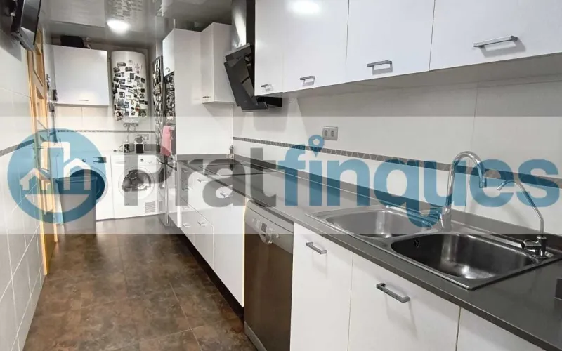 Ubicada en la zona más emblemática y con más solera de El Prat, presentamos esta impecable vivienda en una finca de&nbsp;obra seminueva&nbsp;que destaca por su diseño funcional y la alta calidad de sus acabados. El inmueble consta de&nbsp;84 m² construidos&nbsp;(73 m² útiles) perfectamente distribuidos para maximizar la entrada de luz natural y el confort. La zona de día se define por un acogedor salón-comedor de 16 m², equipado con aire acondicionado (split),que comunica directamente con un&nbsp;balcón orientado al oeste, ideal para disfrutar del sol de tarde. La cocina, independiente y de generosas dimensiones (10 m²),ofrece un espacio óptimo de trabajo y almacenaje. En la zona de descanso encontramos&nbsp;3 dormitorios&nbsp;(dos de ellos dobles). La habitación principal destaca por su configuración tipo&nbsp;suite, incorporando un baño privado con plato de ducha de resina antideslizante. Un segundo baño completo da servicio al resto de la vivienda. Excelencia en los detalles: Aislamiento:&nbsp;Carpintería exterior de aluminio con&nbsp;rotura de puente térmico, garantizando eficiencia energética y confort acústico. Calidez:&nbsp;Suelos de&nbsp;parqué flotante laminado AC5&nbsp;de alta resistencia y puertas interiores en haya vaporizada. Accesibilidad:&nbsp;Finca moderna que cuenta con&nbsp;ascensor.Una oportunidad única para quienes buscan un hogar listo para entrar a vivir en un entorno histórico y tranquilo, sin renunciar a las comodidades de una construcción contemporánea. En Pratfinques le acompañamos de forma integral durante todo el proceso de compraventa. Nos encargamos de la gestión de su financiación hipotecaria, la liquidación de impuestos y la inscripción registral de la propiedad. &nbsp; Tenga en cuenta los siguientes puntos informativos: &nbsp; Transparencia en el precio: El importe de venta no incluye los impuestos y tasas asociados (ITP y AJD). Plusvalía: El Impuesto sobre el Incremento de Valor de los Terrenos de Naturaleza Urbana corre íntegramente a cargo de la parte vendedora. Sin costes adicionales: En Pratfinques no cobramos honorarios a la parte compradora; nuestros servicios ya están incluidos en el precio de venta publicado.&nbsp;