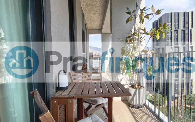 Exclusividad y sostenibilidad en una de las ubicaciones más codiciadas del área metropolitana. Le presentamos una pieza arquitectónica única situada en el corazón de&nbsp;Plaza Europa, el nuevo referente del urbanismo moderno en L'Hospitalet de Llobregat. Ubicada en una finca de&nbsp;obra nueva (2023),esta vivienda destaca por su privilegiada altura y su dominio visual, ofreciendo vistas despejadas que dotan a cada estancia de una personalidad inigualable. Espacios Diseñados para el Bienestar Con una superficie de 84 m² construidos, el hogar se distribuye con una elegancia funcional: Zona de Día:&nbsp;Un espectacular salón-comedor de 24 m², inundado de luz natural gracias a su&nbsp;orientación Este, con acceso directo a una&nbsp;terraza privada de 17 m², ideal para disfrutar de los amaneceres y el clima mediterráneo. Cocina Gourmet:&nbsp;Espacio independiente de 9 m² totalmente equipado con acabados de alta gama. Zona de Descanso:&nbsp;Suite principal de 13 m² con baño privado de diseño (plato de ducha de resina antideslizante) y dos habitaciones individuales luminosas y versátiles.Tecnología y Alta Eficiencia Energética Comprometida con el futuro, la vivienda cuenta con un sistema de&nbsp;aerotermia de última generación&nbsp;para la climatización (calefacción y aire acondicionado),garantizando un confort térmico óptimo con el mínimo impacto ambiental. Memoria de Calidades Premium Carpintería Exterior:&nbsp;Ventanas oscilobatientes con rotura de puente térmico y doble acristalamiento para un aislamiento acústico y térmico total. Carpintería Interior:&nbsp;Elegantes puertas lacadas en blanco, incluyendo sistemas correderos tipo&nbsp;Krona&nbsp;integrados en tabiquería para maximizar el espacio. Pavimentos:&nbsp;Suelo de tarima flotante laminada con efecto madera de máxima resistencia (calidad AC5).Servicios y Anexos Exclusivos La finca, libre de barreras arquitectónicas, dispone de tres ascensores (uno de gran capacidad). Además, se ofrece la posibilidad de completar esta propiedad con: Plaza de Parking XL (28.000 €):&nbsp;Con dimensiones excepcionales (5,25m x 3m),ideal para un vehículo de gran tamaño y una motocicleta de alta cilindrada. Trastero de Gran Capacidad (18.000 €):&nbsp;9 m² de almacenamiento adicional en el mismo edificio.Un hogar que no solo ofrece un lugar donde vivir, sino un estilo de vida basado en la exclusividad, la comodidad y la eficiencia. &nbsp; En Pratfinques le acompañamos de forma integral durante todo el proceso de compraventa. Nos encargamos de la gestión de su financiación hipotecaria, la liquidación de impuestos y la inscripción registral de la propiedad. &nbsp; Tenga en cuenta los siguientes puntos informativos: &nbsp; Transparencia en el precio: El importe de venta no incluye los impuestos y tasas asociados (ITP y AJD). Plusvalía: El Impuesto sobre el Incremento de Valor de los Terrenos de Naturaleza Urbana corre íntegramente a cargo de la parte vendedora. Sin costes adicionales: En Pratfinques no cobramos honorarios a la parte compradora; nuestros servicios ya están incluidos en el precio de venta publicado.&nbsp;