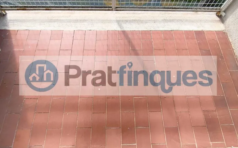 ¿Buscas un hogar donde la luz sea la protagonista?&nbsp;Presentamos este magnífico piso que combina una distribución funcional con una ubicación privilegiada para disfrutar de la máxima tranquilidad. Lo que hace especial a esta vivienda: Amplitud y Confort:&nbsp;Un salón-comedor acogedor que se convierte en el corazón de la casa, con salida directa a un&nbsp;balcón privado&nbsp;perfecto para relajarse. Zona de Descanso:&nbsp;Dispone de&nbsp;3 habitaciones&nbsp;(2 de ellas dobles y amplias, más una individual versátil),diseñadas para garantizar el descanso de toda la familia. Funcionalidad:&nbsp;Cocina independiente con acceso a galería, ideal para organizar el día a día. El baño completo ha sido actualizado con un moderno&nbsp;plato de ducha de resina antideslizante, aunando seguridad y estilo. Luz y Vistas:&nbsp;Gracias a su&nbsp;orientación Oeste, la vivienda se inunda de sol natural durante toda la tarde. Sus&nbsp;vistas despejadas&nbsp;te permitirán disfrutar de una sensación de libertad y paz difícil de encontrar.Equipamiento y Finca: La vivienda está lista para entrar a vivir, equipada con&nbsp;calefacción por radiadores&nbsp;(gas natural) y&nbsp;aire acondicionado con bomba de calor, garantizando el clima perfecto en cualquier época del año. Además, la finca cuenta con&nbsp;ascensor, facilitando el acceso y la comodidad total en tu rutina. ¡No pierdas la oportunidad de visitarlo! Un piso donde el confort y la luz se encuentran. En Pratfinques le acompañamos de forma integral durante todo el proceso de compraventa. Nos encargamos de la gestión de su financiación hipotecaria, la liquidación de impuestos y la inscripción registral de la propiedad. &nbsp; Tenga en cuenta los siguientes puntos informativos: &nbsp; Transparencia en el precio: El importe de venta no incluye los impuestos y tasas asociados (ITP y AJD). Plusvalía: El Impuesto sobre el Incremento de Valor de los Terrenos de Naturaleza Urbana corre íntegramente a cargo de la parte vendedora. Sin costes adicionales: En Pratfinques no cobramos honorarios a la parte compradora; nuestros servicios ya están incluidos en el precio de venta publicado.&nbsp;