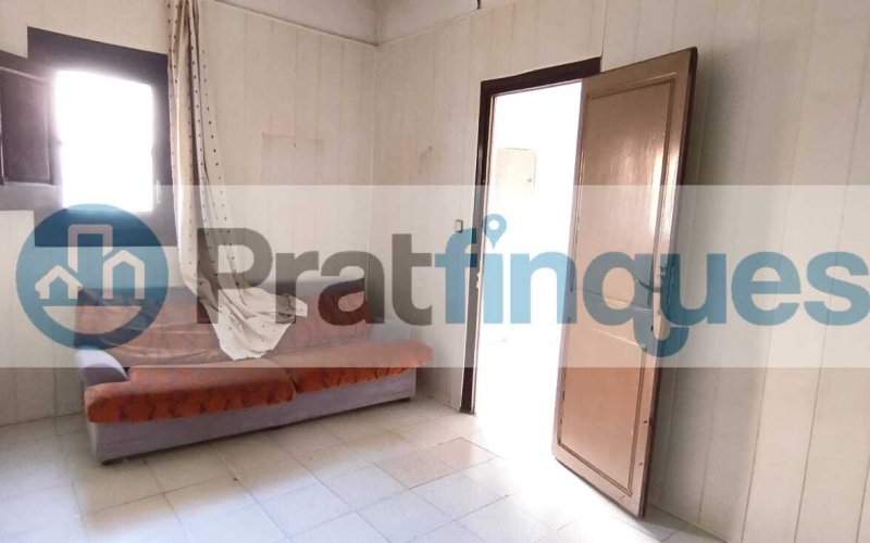 ¿Buscas un lienzo en blanco para diseñar una vida a tu medida o una inversión con posibilidades infinitas? Te presentamos una oportunidad única en la zona más auténtica de la ciudad. No es solo una casa; es la posibilidad de materializar ese proyecto que tienes en mente, combinando el encanto histórico con la modernidad absoluta. El espacio que siempre imaginaste Ubicada en una generosa parcela de&nbsp;155 m²&nbsp;(5 m de fachada por 31 m de fondo),esta propiedad destaca por su&nbsp;espectacular patio central, un pulmón de aire y luz que se convertirá en el alma de tu futuro hogar. Actualmente, la vivienda cuenta con&nbsp;164 m² construidos&nbsp;llenos de potencial: Planta Baja (86 m²):&nbsp;El espacio perfecto para una zona de día diáfana con vistas al jardín. Planta Primera (65 m²):&nbsp;Actualmente distribuida con recibidor, cocina, baño y un salón con salida a una&nbsp;terraza con orientación sur, garantizando sol durante todo el día. Planta Superior:&nbsp;Tres amplias estancias ideales para dormitorios dobles o suites de ensueño.¿Por qué esta propiedad es especial? Lo que hoy requiere una reforma integral, mañana será la casa más envidiada del barrio. Tienes flexibilidad total para diseñar: ✅ Un&nbsp;jardín privado con piscina&nbsp;y zona de barbacoa. ✅ Tu propio&nbsp;garaje privado&nbsp;en el centro. ✅ De 3 a 5 habitaciones según tus necesidades. Oportunidad para Inversores ????️ La normativa de la parcela es excepcional, permitiendo incluso la&nbsp;construcción de dos viviendas independientes: Un edificio de planta baja + 2 alturas + bajo cubierta. Un segundo edificio de planta baja + altura + bajo cubierta (ideal como estudio independiente, loft de invitados o garaje de gran capacidad).No te limites a leerlo: ven a sentirlo.&nbsp;Las dimensiones y la luz de este inmueble solo se aprecian de verdad al cruzar su puerta. Te acompañaremos en todo el proceso para ayudarte a visualizar y proyectar la casa que siempre quisiste. ¡Contáctanos hoy mismo y agenda tu visita! Tu futuro empieza aquí. &nbsp; En Pratfinques le acompañamos de forma integral durante todo el proceso de compraventa. Nos encargamos de la gestión de su financiación hipotecaria, la liquidación de impuestos y la inscripción registral de la propiedad. &nbsp; Tenga en cuenta los siguientes puntos informativos: &nbsp; Transparencia en el precio: El importe de venta no incluye los impuestos y tasas asociados (ITP y AJD). Plusvalía: El Impuesto sobre el Incremento de Valor de los Terrenos de Naturaleza Urbana corre íntegramente a cargo de la parte vendedora. Sin costes adicionales: En Pratfinques no cobramos honorarios a la parte compradora; nuestros servicios ya están incluidos en el precio de venta publicado.&nbsp;