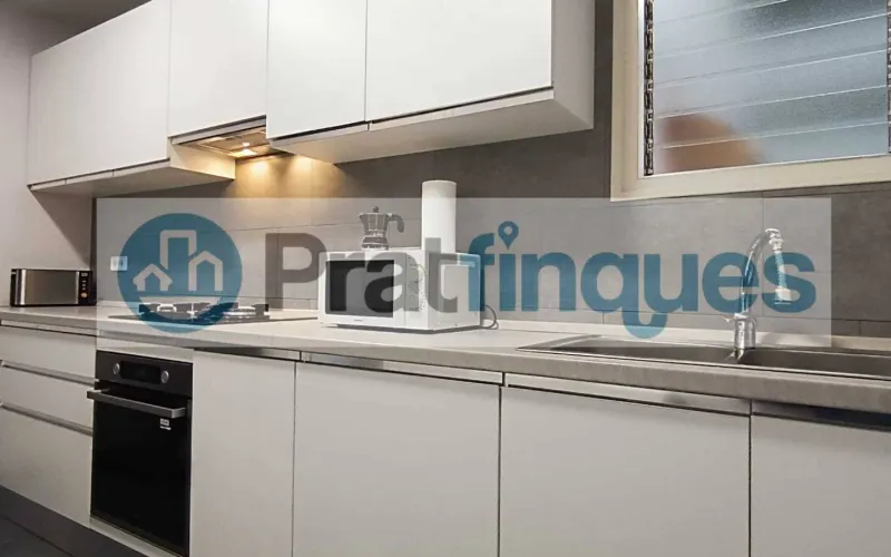 Descubra este piso único en el corazón de la ciudad. Una vivienda diseñada para aprovechar la luz natural al máximo, totalmente exterior y con una distribución versátil. Su gran salón de 22 m² se convierte en el centro del hogar, conectado a un balcón ideal para disfrutar del entorno urbano. Situada en un área con una&nbsp;oferta comercial inmejorable&nbsp;(moda, restauración y alimentación) y una conectividad excelente. A pocos minutos de la estación de&nbsp;Metro L9 (Les Moreres)&nbsp;y con acceso inmediato a las principales líneas de autobús (65, X2, L22, N17),esta propiedad combina comodidad, servicios y calidad de vida. Desde Pratfinques, te realizamos todos los trámites de la compraventa y a la obtención de la financiación hipotecaria, liquidación de los impuestos y, inscripción registral. -&nbsp;&nbsp;&nbsp;&nbsp;&nbsp;&nbsp;&nbsp;&nbsp;&nbsp;&nbsp;&nbsp;&nbsp;&nbsp; El precio de venta del inmueble, no incluye impuestos ni tasas. (ITP y AJD) -&nbsp;&nbsp;&nbsp;&nbsp;&nbsp;&nbsp;&nbsp;&nbsp;&nbsp;&nbsp;&nbsp;&nbsp;&nbsp; La plusvalía (Impuesto sobre el Incremento de Valor de los Terrenos Urbanos) es a cargo del vendedor. -&nbsp;&nbsp;&nbsp;&nbsp;&nbsp;&nbsp;&nbsp;&nbsp;&nbsp;&nbsp;&nbsp;&nbsp;&nbsp; En Pratfinques, NO COBRAMOS LOS HONORARIOS AL COMPRADOR, están incluidos en el precio de venta publicado.