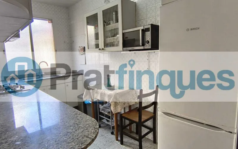 Ubicada en una de las zonas más exclusivas y demandadas de El Prat de Llobregat, presentamos esta vivienda totalmente exterior que destaca por su luz natural y su ubicación privilegiada en el&nbsp;Casc Antic. Características principales: Luminosidad total:&nbsp;Al ser una pieza íntegramente exterior, cada estancia disfruta de una claridad excepcional durante todo el día. Espacios optimizados:&nbsp;La vivienda cuenta con 69 m² construidos (63 m² útiles) distribuidos de forma funcional. Distribución: 3 dormitorios (uno de ellos doble). Salón-comedor con salida directa a un acogedor balcón. Cocina independiente con grandes posibilidades de reforma. Baño de tres piezas equipado con plato de ducha. Finca con ascensor:&nbsp;Situado en un edificio bien conservado que dispone de ascensor, garantizando total comodidad.Un lienzo en blanco para tu proyecto: El inmueble se encuentra en estado original, lo que representa la oportunidad perfecta para realizar una&nbsp;actualización integral&nbsp;y diseñar el hogar de tus sueños a medida. Su estructura permite múltiples opciones de personalización para ganar amplitud y estilo. Viva en una zona tranquila, con el encanto del casco histórico y todos los servicios, comercios y transporte a su alcance. En Pratfinques le acompañamos de forma integral durante todo el proceso de compraventa. Nos encargamos de la gestión de su financiación hipotecaria, la liquidación de impuestos y la inscripción registral de la propiedad. &nbsp; Tenga en cuenta los siguientes puntos informativos: &nbsp; Transparencia en el precio: El importe de venta no incluye los impuestos y tasas asociados (ITP y AJD). Plusvalía: El Impuesto sobre el Incremento de Valor de los Terrenos de Naturaleza Urbana corre íntegramente a cargo de la parte vendedora. Sin costes adicionales: En Pratfinques no cobramos honorarios a la parte compradora; nuestros servicios ya están incluidos en el precio de venta publicado.&nbsp;