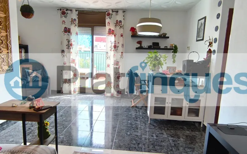 Vive por encima de todo. Este no es solo un ático, es un mirador privado diseñado para quienes buscan la calma sin renunciar al pulso de la ciudad. Con una orientación Este privilegiada, la vivienda se inunda de luz natural desde el primer café de la mañana, convirtiendo cada rincón en un espacio vibrante y acogedor. Espacios que respiran El corazón de la propiedad es su espectacular salón-comedor de 27 m², un área amplia y fluida que conecta directamente con la joya de la corona: una terraza a nivel de 36 m². Es el escenario perfecto para cenas bajo las estrellas, mañanas de lectura al sol o simplemente disfrutar de la libertad de un espacio exterior privado de grandes dimensiones. La distribución se completa con: Zona de descanso: 2 habitaciones (una de ellas doble, pensada para el máximo confort). Cocina independiente: Funcional y luminosa, con acceso directo a la terraza y zona de galería integrada. Baño de diseño: Totalmente actualizado, con plato de ducha de resina antideslizante para una estética moderna y segura. Calidades: Suelos de gres porcelánico que aportan elegancia y puertas de haya que dan calidez a todo el hogar.El privilegio de tu ubicación Vivir aquí significa tenerlo todo. Situado en un enclave estratégico junto al Carrer Lleida, disfrutarás de la comodidad de tener el comercio local, la mejor restauración y colegios a pocos pasos de tu portal. La conectividad es absoluta, con la L9 de Metro y líneas de autobús que te acercan a cualquier punto en minutos. No es solo un piso, es la oportunidad de vivir en una de las zonas más demandadas, donde la luz y la terraza marcan la diferencia entre un lugar donde vivir y un lugar donde ser feliz. En Pratfinques le acompañamos de forma integral durante todo el proceso de compraventa. Nos encargamos de la gestión de su financiación hipotecaria, la liquidación de impuestos y la inscripción registral de la propiedad. &nbsp; Tenga en cuenta los siguientes puntos informativos: &nbsp; Transparencia en el precio: El importe de venta no incluye los impuestos y tasas asociados (ITP y AJD). Plusvalía: El Impuesto sobre el Incremento de Valor de los Terrenos de Naturaleza Urbana corre íntegramente a cargo de la parte vendedora. Sin costes adicionales: En Pratfinques no cobramos honorarios a la parte compradora; nuestros servicios ya están incluidos en el precio de venta publicado.&nbsp;