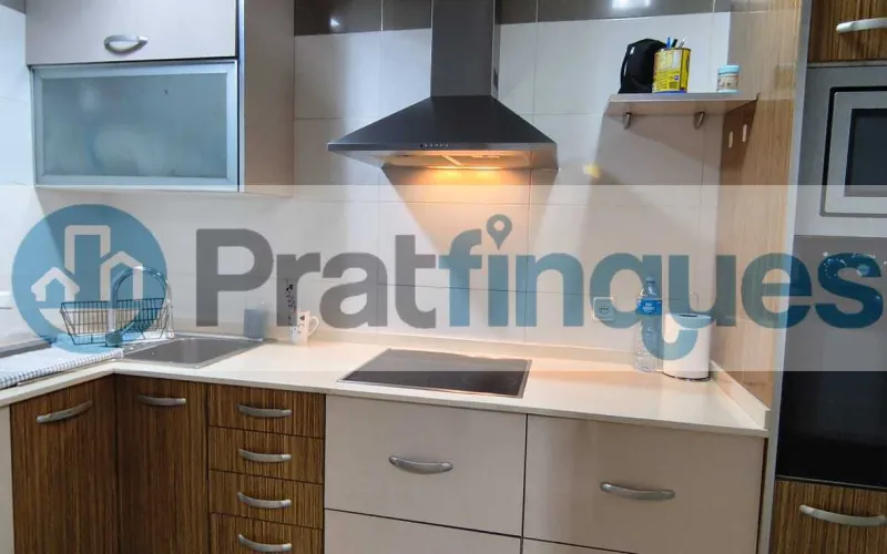 Disfrute del equilibrio perfecto entre tranquilidad residencial y una conectividad estratégica inigualable. Esta magnífica vivienda, ubicada en la apacible calle Sant Joaquim, 86, destaca por su excelente distribución, estancias muy amplias y una optimización perfecta de sus 83 m² útiles (97 m² construidos). Gracias a su orientación norte, el piso ofrece un ambiente fresco, confortable y una luminosidad constante muy valorada. Distribución elegante y espacios independientes Salón-comedor extraordinario: Un gran espacio de 22 m² muy cuadrado y luminoso, con salida directa a un agradable balcón. Zona de descanso generosa: Dispone de 4 habitaciones, incluyendo dos dormitorios dobles de gran tamaño (el principal cuenta con unos fantásticos 13 m²). Cocina funcional e independiente: Espaciosa, independiente y con salida a una práctica galería/lavadero que maximiza la organización. Baño completo: Un baño de 4 piezas equipado con bañera, ideal para el confort diario.Calidades y confort de primer nivel Aislamiento eficiente: Carpintería exterior de aluminio blanco con doble acristalamiento, garantizando confort térmico y acústico. Climatización integral: Sistema de aire acondicionado split con bomba de calor instalado. Detalles de calidad: Suelos de gres porcelánico de alta resistencia y puertas interiores de haya vaporizada que aportan calidez. Finca accesible: Edificio cuidado y tranquilo que dispone de ascensor.Accesibilidad y entorno: Lo mejor de El Prat a su alcance La ubicación de la calle Sant Joaquim es uno de los mayores valores añadidos de esta propiedad: Entrada y salida inmediata: Acceso rápido y directo a las principales vías de comunicación (C-31, C-32 y B-20),permitiendo conectar con Barcelona o el Aeropuerto en pocos minutos y sin sufrir retenciones internas. Conectividad total: Excelente comunicación en transporte público mediante la red de autobuses locales y metropolitanos, Metro (L9 Sud) y Cercanías Renfe. Calidad de vida en El Prat: Una ciudad llana, cómoda y moderna que combina una infraestructura de primer nivel (colegios, centros médicos, comercios) con el privilegio natural de los Espacios Naturales del Delta y sus tranquilas playas vírgenes. Tenga en cuenta los siguientes puntos informativos: Transparencia en el precio: El importe de venta no incluye los impuestos y tasas asociados (ITP y AJD). Plusvalía: El Impuesto sobre el Incremento de Valor de los Terrenos de Naturaleza Urbana corre íntegramente a cargo de la parte vendedora. Sin costes adicionales: En Pratfinques no cobramos honorarios a la parte compradora; nuestros servicios ya están incluidos en el precio de venta publicado.
