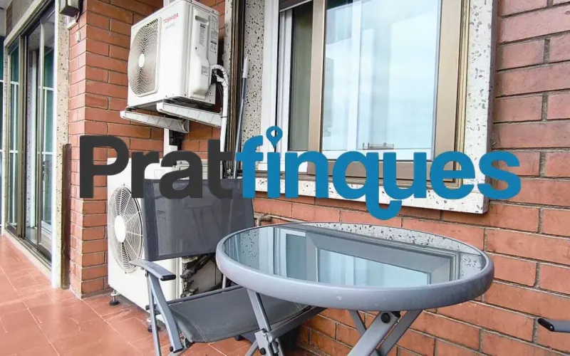 ¡Descubre tu nuevo hogar! Este encantador piso de 90 m² construidos (75 m² útiles) te ofrece la combinación perfecta de confort, espacio y una ubicación inmejorable. Situado en una cuarta planta con ascensor, destaca por su excelente distribución y su fantástica orientación oeste, ideal para disfrutar del sol de tarde. Características principales Zona de día: Salón-comedor de 16 m² con acceso directo a un agradable balcón de 8 m². Cocina independiente: Tipo office, muy espaciosa (14 m²) y con salida directa a galería/lavadero. Dormitorios: 3 habitaciones en total. Una suite principal de 12 m² y dos habitaciones individuales amplias. Baños: 1 baño completo de 4 piezas con bañera y 1 práctico aseo de cortesía. Climatización: Calefacción por radiadores de gas natural y aire acondicionado (splits) para un confort total todo el año. Ubicación y conectividad El inmueble se encuentra en una zona totalmente consolidada y excelentemente comunicada: A 8 minutos a pie de la parada de metro L9 (Cèntric). A 2 minutos de la parada de autobús Plaça Pau Casals (múltiples líneas). Servicios a pie de calle: Rodeado de comercios locales, restauración, colegios y entidades financieras. Condiciones y servicios de Pratfinques En Pratfinques te acompañamos en todo el proceso. Nos encargamos de todos los trámites de la compraventa: obtención de la financiación hipotecaria, liquidación de impuestos e inscripción registral. Sin honorarios de agencia para el comprador: Están totalmente incluidos en el precio de venta publicado. El precio de venta no incluye los impuestos ni tasas correspondientes a la parte compradora (ITP / AJD). La plusvalía municipal corre a cargo de la parte vendedora.