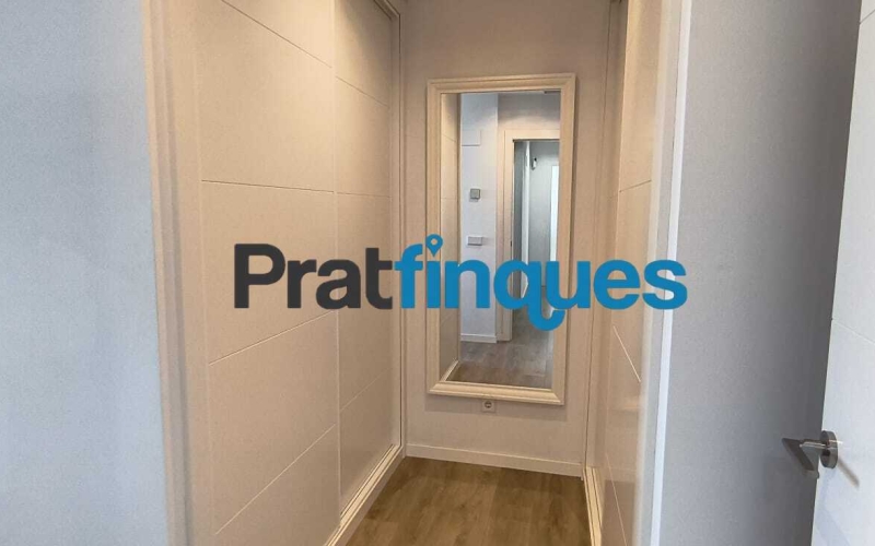 Te imaginas despertar cada día con el sol por la mañana, unas vistas claras y el cielo como vecino? Te ofrecemos esta magnífica vivienda exterior situado en una octava planta, completamente luminoso e impecable. Con una inmejorable orientación Sur-Sudeste, el piso disfruta de una entrada excepcional de luz natural durante todo el día. Ubicado en la prestigiosa Plaza Europa de L'Hospitalet de Llobregat, uno de los entornos urbanos más modernos, cotizados y mejor comunicados del área metropolitana de Barcelona, este hogar es el reflejo perfecto de una vida cómoda, elegante y altamente eficiente. La propiedad se sitúa en una finca joven que cuenta con tecnología de aerotermia de última generación y servicios exclusivos que elevan la calidad de vida al máximo nivel. Así se distribuye tu futuro hogar: - Gran dormitorio principal (16 m²): Un espacioso dormitorio de diseño que incluye una fantástica zona de vestuario integrada para tu total comodidad. - Salón-comedor de ensueño: Un ambiente abierto con grandes ventanales que conectan directamente con la terraza, inundando el espacio de sol. - Terrassa de 8 m²: El lugar ideal para relajarse ante la Plaza Europa, con acceso práctico y directo tanto desde el comedor como de la cocina. - Segundo dormitorio: Una habitación individual con ventana orientada a la terraza, ideal como despacho de teletrabajo, habitación juvenil o espacio polivalente. - Cocina independiente: Amplia, totalmente equipada, muy luminosa y con salida directa al exterior. Baño completo: Moderno y funcional, equipado con plato de ducha. Calidades, confort y eficiencia energética: - Suelos de parqué flotante de madera multicapa: Un acabado noble y natural que aporta máxima calidez, elegancia y confort a la pisada. - Sistema de aerotermia integral: Climatización de máximo ahorro (aire acondicionado y calefacción por conductas) y agua caliente sanitaria mediante energía limpia. - Máxima eficiencia: Edificio de construcción reciente con cierres de alto aislamiento y soluciones tecnológicas sostenibles. - Listo para entrar a vivir: El estado de conservación es excelente, no necesita ningún tipo de reforma. Servicios exclusivos de la finca: - Piscina comunitaria y solárium: Un oasis a tu disposición con espectaculares vistas panorámicas de la ciudad. - Seguridad y comodidad: Servicio de conserjería, control de accesos, dos ascensores y un montacargas. - Placas solares: Apoyo energético comunitario que optimiza todavía más el consumo general del edificio. Información de transparencia al consumidor: El precio de venta publicado no incluye los gastos ni los impuestos derivados de la compraventa (*ITP, gastos de notaría, registro, gestoría ni honorarios de intermediación inmobiliaria). Antes de hacer la visita, tu asesor personal te facilitará toda la información detallada y desglosada de estos costes para que compres con total tranquilidad.