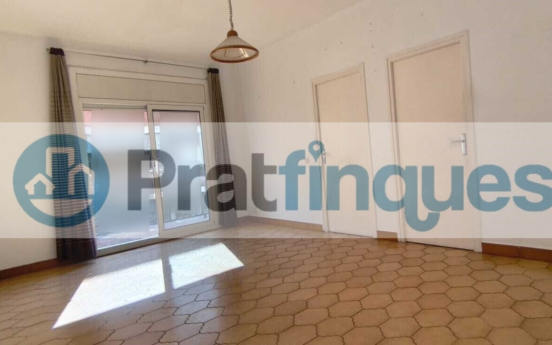 Luminoso piso con orientación Este y balcón en una de las zonas más demandadas de El Prat de Llobregat. Presentamos esta magnífica propiedad de 77 m² construidos (67 m² útiles),ubicada en el eje comercial y neurálgico de la Avenida Verge de Montserrat y Plaza Catalunya. Gracias a su orientación Este, la vivienda destaca por su gran luminosidad, recibiendo el sol directo de mañana, lo que garantiza un ambiente cálido, alegre y un excelente ahorro energético. Una pieza inmobiliaria con un potencial extraordinario, ideal tanto para familias que buscan diseñar su hogar a medida como para inversores que persiguen una alta rentabilidad. Distribución funcional y optimizada La vivienda destaca por su distribución lógica y el máximo aprovechamiento de sus espacios: Zona de día: Salón-comedor independiente con salida directa a un agradable balcón exterior, donde disfrutar del sol matinal. Cocina independiente: Con acceso a una práctica galería y derecho de uso de un patio de luces transitable. Zona de descanso: 3 dormitorios (1 doble principal de excelentes dimensiones y 2 individuales completos). Baño: Un baño completo de 4 piezas.Un lienzo en blanco para su proyecto El piso requiere una reforma integral, lo que representa la oportunidad perfecta para redistribuir los espacios a su gusto, elegir acabados de calidad actual y estrenar una vivienda totalmente personalizada según sus necesidades. La finca, además, está adaptada y cuenta con ascensor. Ubicación premium y conectividad total Situado en pleno corazón de El Prat, disfrutará de una comodidad absoluta en su día a día con todos los servicios a pie de calle: Transporte: A solo 3 minutos andando de la estación de metro Plaza Catalunya (L9 Sud) y a 2 minutos de las principales líneas de autobús. Comercios y servicios: Supermercados, tiendas de moda, colegios, centros médicos y una amplia oferta gastronómica a la vuelta de la esquina.No deje escapar esta excelente oportunidad por ubicación, precio, luz y potencial. Contacte con nosotros hoy mismo para concertar una visita. En Pratfinques le acompañamos de forma integral durante todo el proceso de compraventa. Nos encargamos de la gestión de su financiación hipotecaria, la liquidación de impuestos y la inscripción registral de la propiedad. Tenga en cuenta los siguientes puntos informativos: Transparencia en el precio: El importe de venta no incluye los impuestos y tasas asociados (ITP y AJD). Plusvalía: El Impuesto sobre el Incremento de Valor de los Terrenos de Naturaleza Urbana corre íntegramente a cargo de la parte vendedora. Sin costes adicionales: En Pratfinques no cobramos honorarios a la parte compradora; nuestros servicios ya están incluidos en el precio de venta publicado.