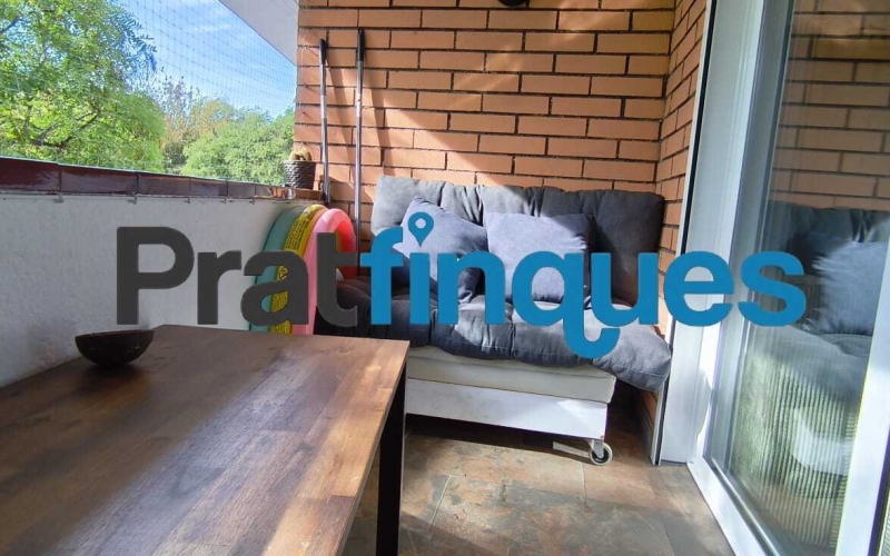 Presentamos este espectacular piso totalmente reformado de 89 m² útiles, ubicado en pleno centro de la ciudad, a un paso de la emblemática Plaza Catalunya y de la estación de metro L9 Cèntric. Una vivienda lista para entrar a vivir, diseñada para ofrecerte el máximo confort, luminosidad y una distribución perfecta para la vida familiar. Distribución inteligente: Zona de día y Zona de noche El diseño de la vivienda separa de forma excelente los espacios para garantizar tu privacidad y descanso: Zona de Día: Al cruzar el recibidor, accedes directamente a un salón-comedor de 18 m², un espacio amplio y acogedor con salida directa a un agradable balcón. La cocina es independiente y cuenta con la galería ya integrada. Destaca por su gran luminosidad gracias a un elegante tabique acristalado tipo ventana, que permite el paso de la luz natural desde el comedor mientras cocinas. Zona de Noche: Conectada de forma fluida desde el comedor, distribuye el acceso a los dormitorios y baños: Habitación principal en suite (11 m²): Exterior, inundada de sol y con su propio baño privado de 4 m² (3 piezas con plato de ducha de resina antideslizante). Segunda habitación doble (11 m²): También exterior a la calle, disfrutando de una orientación inmejorable con sol durante todo el día. Dos habitaciones individuales (8 m² cada una): Espacios versátiles ideales para dormitorios, zona de juegos o teletrabajo. Una de ellas cuenta con salida a un segundo balcón orientado al patio de luces. Baño común: Moderno y funcional, compuesto por 3 piezas y equipado con plato de ducha de resina antideslizante. Calidades premium y confort total La vivienda cuenta con una reforma integral de hace solo 5 años y está cuidada al detalle con materiales de alta calidad: Orientación Sur: Vivienda muy soleada y bañada por la luz natural durante todo el día. Aislamiento perfecto: Carpintería de aluminio con rotura de puente térmico y doble ventana, garantizando el mejor aislamiento térmico y acústico. Suelos y carpintería: Suelo de parqué sintético de alta resistencia (nivel AC5) y puertas lacadas en blanco (batientes y correderas empotradas en los baños para optimizar el espacio). Airecondicionado: 3 splits con bomba de calor en distintas estàncies. Ubicación inmejorable Vivirás en el centro de El Prat, rodeado de todos los servicios esenciales: colegios, bibliotecas, comercios y una excelente conectividad en transporte público (Metro L9 Cèntric y múltiples líneas de autobús). Un hogar idílico, cómodo y pensado para disfrutar de la paz familiar. ¿Te vas a perder la oportunidad de visitarlo? &nbsp;