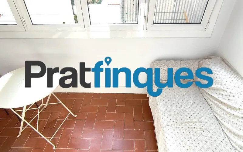 Presentamos esta magnífica vivienda lista para entrar a vivir, completamente reformada con un gusto exquisito y materiales de calidad. El inmueble destaca por su excelente distribución, luminosidad y el absoluto desahogo que ofrece su impresionante espacio exterior, convirtiéndolo en una pieza única en la zona. Características principales: Superficie óptima: 70 m² útiles distribuidos con la máxima eficiencia espacial. Zona de descanso: 3 amplios dormitorios, incluyendo una magnífica suite principal y dos habitaciones dobles adicionales. Baños modernos: 2 baños completos totalmente equipados con acabados contemporáneos. Cocina funcional: Espacio independiente y cómodo. Lavadero Interiorizado: un práctico lavadero interiorizado que maximiza el orden doméstico. Área de relax: Una agradable estancia acristalada que funciona como un balcón cubierto, ideal como rincón de lectura por su abundante luz natural y sosiego. Calidades y acabados premium: Aislamiento superior: Carpintería exterior oscilobatiente de aluminio con rotura de puente térmico y doble acristalamiento con cámara de aire, garantizando el máximo confort térmico y acústico. Elegancia interior: Suelos de parqué laminado de alta resistencia (AC5) y puertas de paso lacadas en blanco. Climatización: Sistema de calefacción integral mediante radiadores de gas natural. Un oasis exterior exclusivo: El verdadero elemento diferenciador de esta propiedad es su espectacular terraza privada de 61 m². Un espacio exterior idílico para disfrutar del clima mediterráneo, organizar cenas al aire libre o crear un jardín urbano. Además, cuenta con un valioso trastero de 5 m² integrado, la solución perfecta de almacenamiento para el día a día. Exclusividad y entorno de vida: Ubicada en una finca de solo dos vecinos, la privacidad y la tranquilidad están completamente garantizadas. El piso se emplaza en uno de los sectores residenciales más cotizados y demandados de la ciudad. Una zona que destaca por el equilibrio perfecto entre la paz de un entorno familiar y la comodidad urbana más absoluta. A escasos minutos a pie de la estación de metro L9 (Cèntric),la vivienda ofrece una conectividad impecable con el centro de Barcelona, el aeropuerto y redes de transporte (autobuses y taxis). El día a día aquí es un auténtico privilegio: dispondrá de una selecta oferta de restauración, comercios locales y servicios esenciales a pie de calle, sin renunciar a la calma de un vecindario residencial idílico. En Pratfinques le acompañamos de forma integral durante todo el proceso de compraventa. Nos encargamos de la gestión de su financiación hipotecaria, la liquidación de impuestos y la inscripción registral de la propiedad. Tenga en cuenta los siguientes puntos informativos: Transparencia en el precio: El importe de venta no incluye los impuestos y tasas asociados (ITP y AJD). Plusvalía: El Impuesto sobre el Incremento de Valor de los Terrenos de Naturaleza Urbana corre íntegramente a cargo de la parte vendedora. Información de transparencia al consumidor: Antes de hacer la visita, tu asesor personal te facilitará toda la información detallada y desglosada de estos costes para que compres con total tranquilidad.