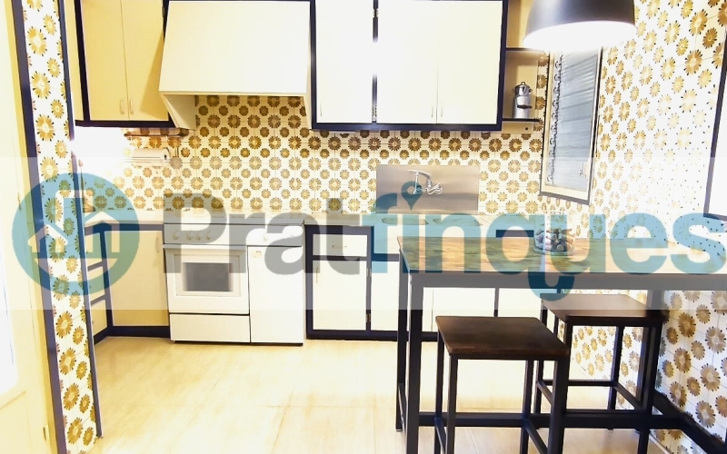 Un refugio de luz y armonía: El hogar donde tu familia florecerá ¿Buscas más que una casa? Te presentamos una propiedad con alma. Esta fantástica planta baja de 122 m² con una estància tipo estudio en segunda planta de 13 m² y terraza de 20m², no es solo un inmueble, es un escenario de bienestar donde la energía positiva se siente en cada rincón. Imagina las tardes de invierno al calor de su&nbsp;majestuosa chimenea, creando recuerdos imborrables con los tuyos en un salón que invita a la unión. Con&nbsp;4 amplias habitaciones&nbsp;(3 dobles y 1 sencilla y, 1 estudio en la 2ª planta),cada miembro de la familia encontrará su espacio de paz. La joya de la corona se encuentra en la planta superior: una estancia versátil de 13 m² que se abre a una&nbsp;terraza privada de 20m², el lugar perfecto para desayunos bajo el sol o noches de estrellas en total intimidad. ¿Sabes esa sensación de llegar a un lugar y sentir que 