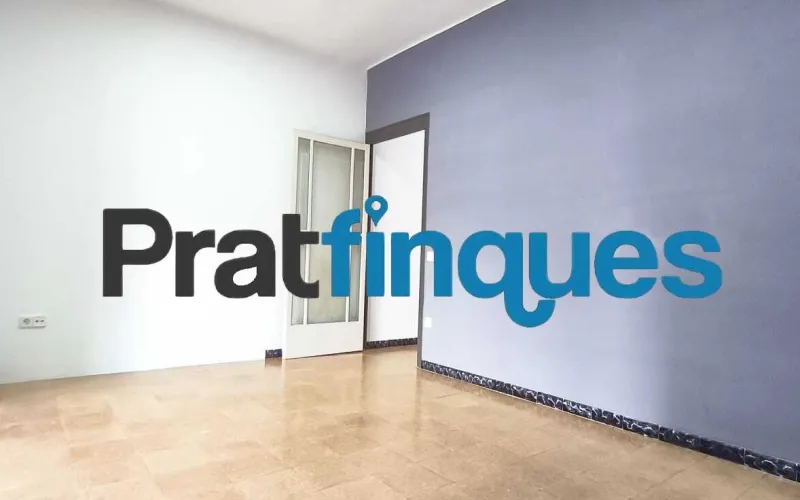 Si buscas comodidad, luz y tranquilidad, este piso de 75 m² útiles (84 m² construidos) te va a encantar. Está pensado para aprovechar cada rincón al máximo y se distribuye de forma ideal: Zona de día: Un acogedor salón-comedor de 15 m² y una moderna cocina office abierta de 9 m². ¡Y aquí viene lo mejor! Desde la cocina accedes directamente a una fantástica terraza a nivel de 10 m², el rincón perfecto para tomar el café por la mañana, disfrutar de cenas al aire libre o crear tu propio oasis urbano. Además, cuenta con un práctico lavadero integrado. Zona de descanso: 3 habitaciones (dos de ellas dobles, perfectas para el dormitorio principal o un espacio de trabajo) y un baño completo de 4 piezas. Ubicación y tranquilidad garantizadas El piso se encuentra en una de las zonas más valoradas y cotizadas de El Prat. Se ubica en la primera planta de un edificio clásico, sin ascensor, pero con una gran ventaja: ¡solo comparte espacio con 3 vecinos más! Al ser una comunidad tan pequeña y familiar, la paz y la tranquilidad están aseguradas. Listo para entrar a vivir (con muy pocos retoques) A diferencia de otros pisos, aquí el trabajo duro ya está hecho. La vivienda ha sido mimada y cuenta con: Instalación eléctrica totalmente actualizada. Ventanas de PVC con rotura de puente térmico y doble cristal (adiós al frío y a los ruidos). Cocina completamente equipada. ¿Lo mejor? Solo necesita lo que llamamos
