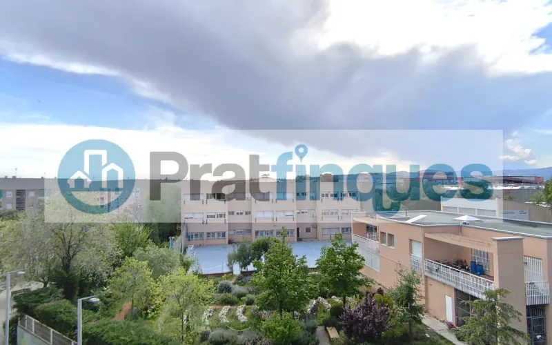 ¿Buscas un hogar donde la luz sea la protagonista?&nbsp;Presentamos este magnífico piso que combina una distribución funcional con una ubicación privilegiada para disfrutar de la máxima tranquilidad. Lo que hace especial a esta vivienda: Amplitud y Confort:&nbsp;Un salón-comedor acogedor que se convierte en el corazón de la casa, con salida directa a un&nbsp;balcón privado&nbsp;perfecto para relajarse. Zona de Descanso:&nbsp;Dispone de&nbsp;3 habitaciones&nbsp;(2 de ellas dobles y amplias, más una individual versátil),diseñadas para garantizar el descanso de toda la familia. Funcionalidad:&nbsp;Cocina independiente con acceso a galería, ideal para organizar el día a día. El baño completo ha sido actualizado con un moderno&nbsp;plato de ducha de resina antideslizante, aunando seguridad y estilo. Luz y Vistas:&nbsp;Gracias a su&nbsp;orientación Oeste, la vivienda se inunda de sol natural durante toda la tarde. Sus&nbsp;vistas despejadas&nbsp;te permitirán disfrutar de una sensación de libertad y paz difícil de encontrar.Equipamiento y Finca: La vivienda está lista para entrar a vivir, equipada con&nbsp;calefacción por radiadores&nbsp;(gas natural) y&nbsp;aire acondicionado con bomba de calor, garantizando el clima perfecto en cualquier época del año. Además, la finca cuenta con&nbsp;ascensor, facilitando el acceso y la comodidad total en tu rutina. ¡No pierdas la oportunidad de visitarlo! Un piso donde el confort y la luz se encuentran. En Pratfinques le acompañamos de forma integral durante todo el proceso de compraventa. Nos encargamos de la gestión de su financiación hipotecaria, la liquidación de impuestos y la inscripción registral de la propiedad. &nbsp; Tenga en cuenta los siguientes puntos informativos: &nbsp; Transparencia en el precio: El importe de venta no incluye los impuestos y tasas asociados (ITP y AJD). Plusvalía: El Impuesto sobre el Incremento de Valor de los Terrenos de Naturaleza Urbana corre íntegramente a cargo de la parte vendedora. Sin costes adicionales: En Pratfinques no cobramos honorarios a la parte compradora; nuestros servicios ya están incluidos en el precio de venta publicado.&nbsp;